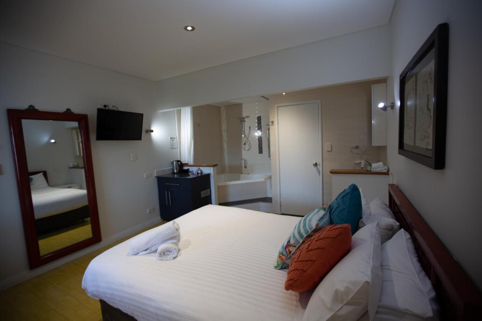Queen Room with Spa Bath photo 2