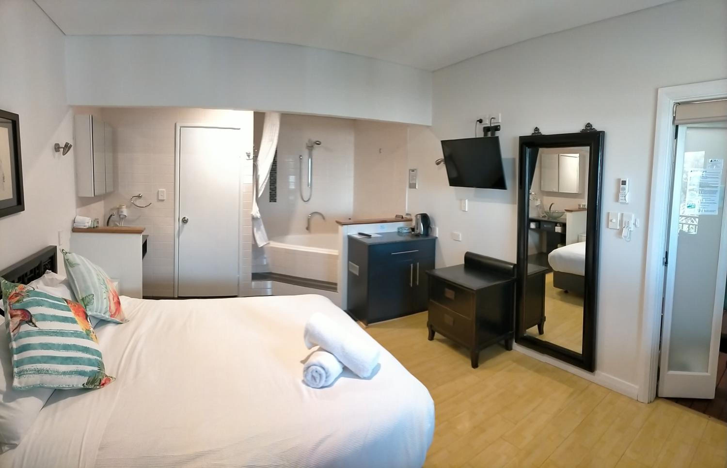 Queen Room with Spa Bath photo 1
