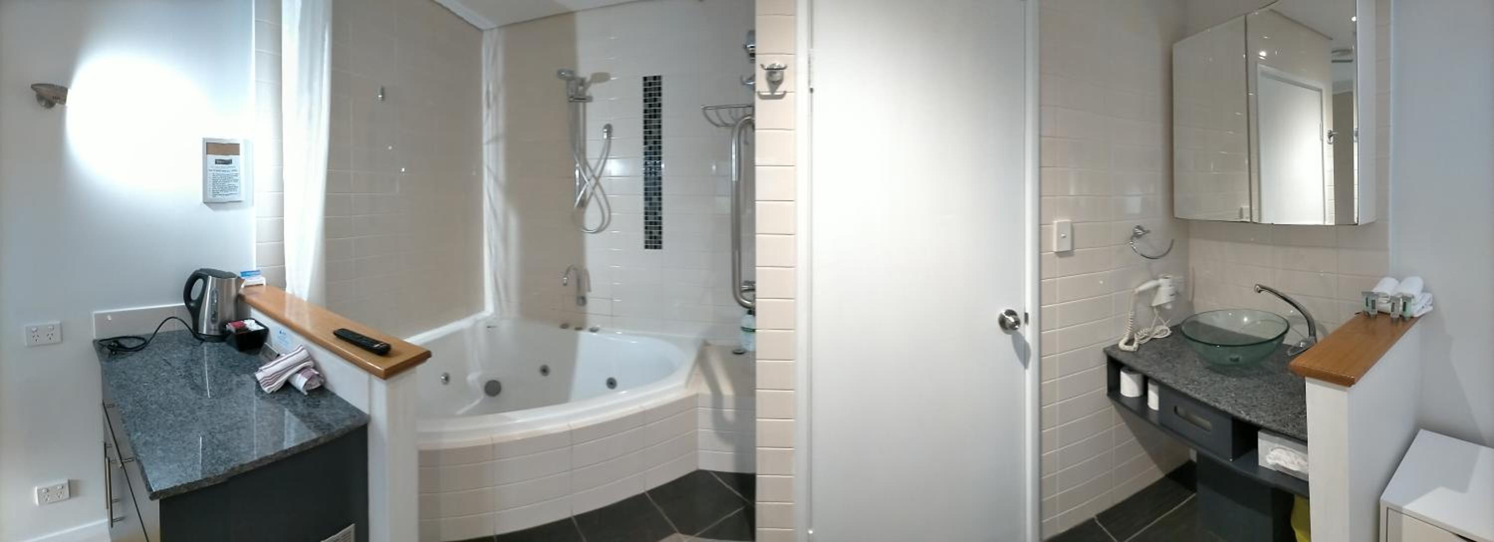 Queen Room with Spa Bath photo 3