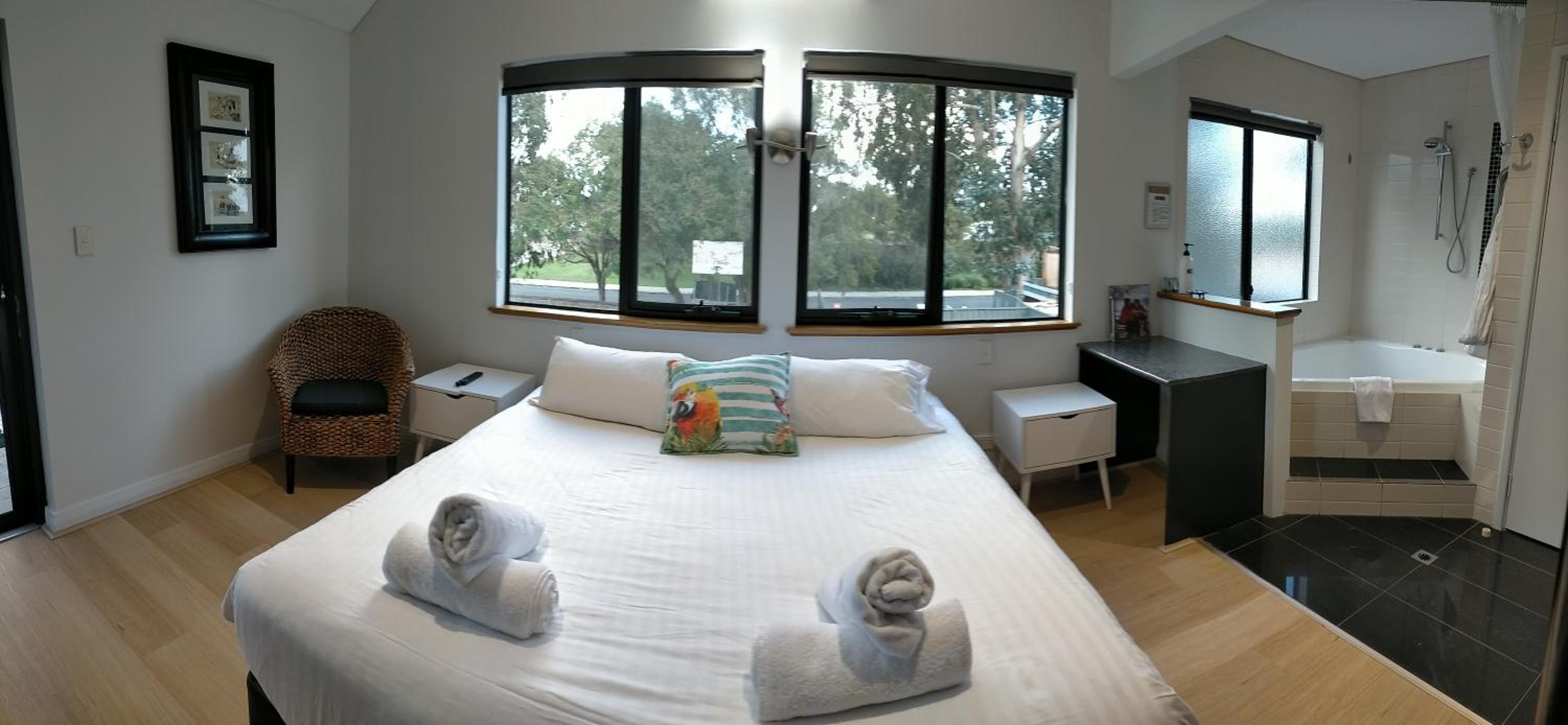 King Studio with Spa Bath and Kitchen/Dining/Living photo 1