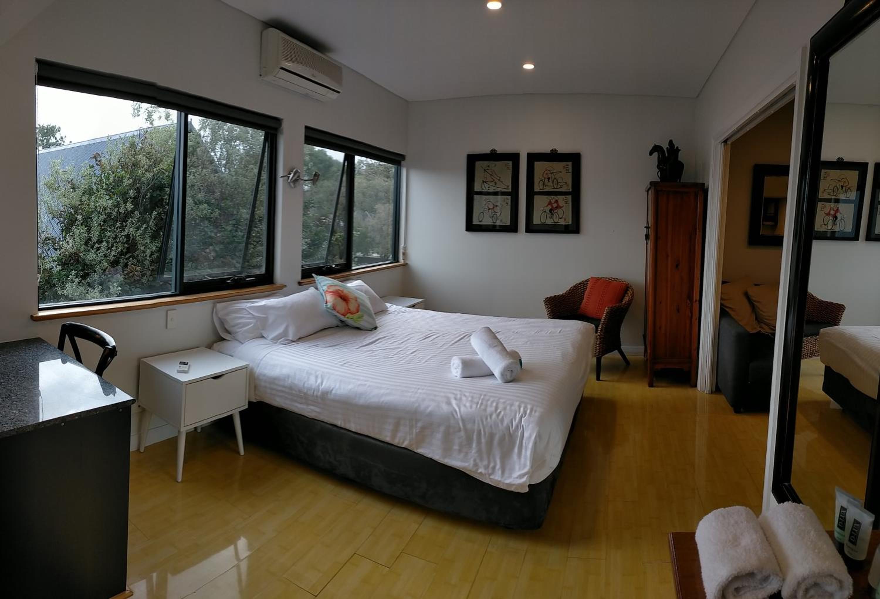 King Studio with Spa Bath and Kitchen/Dining/Living photo 3