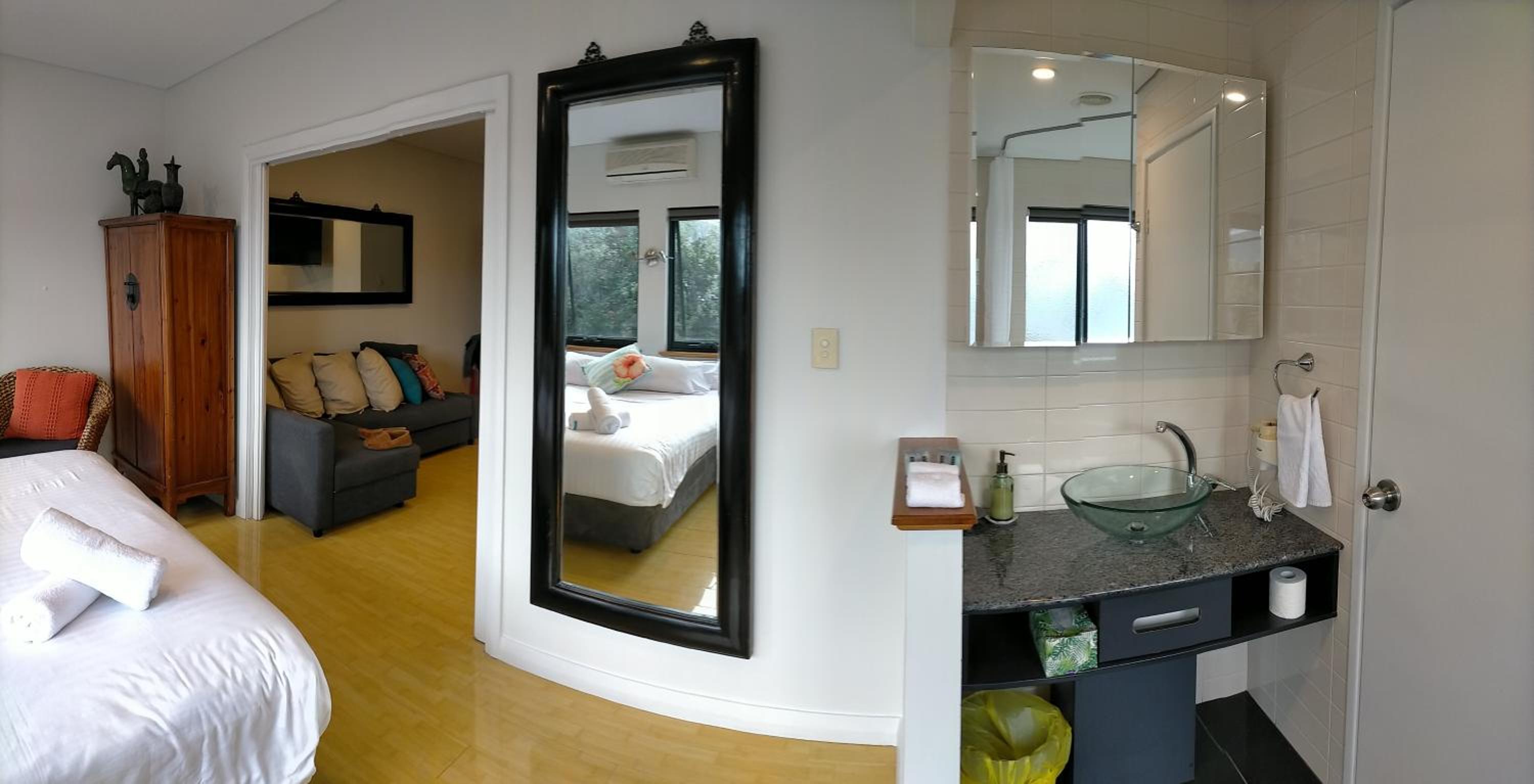 King Studio with Spa Bath and Kitchen/Dining/Living photo 1
