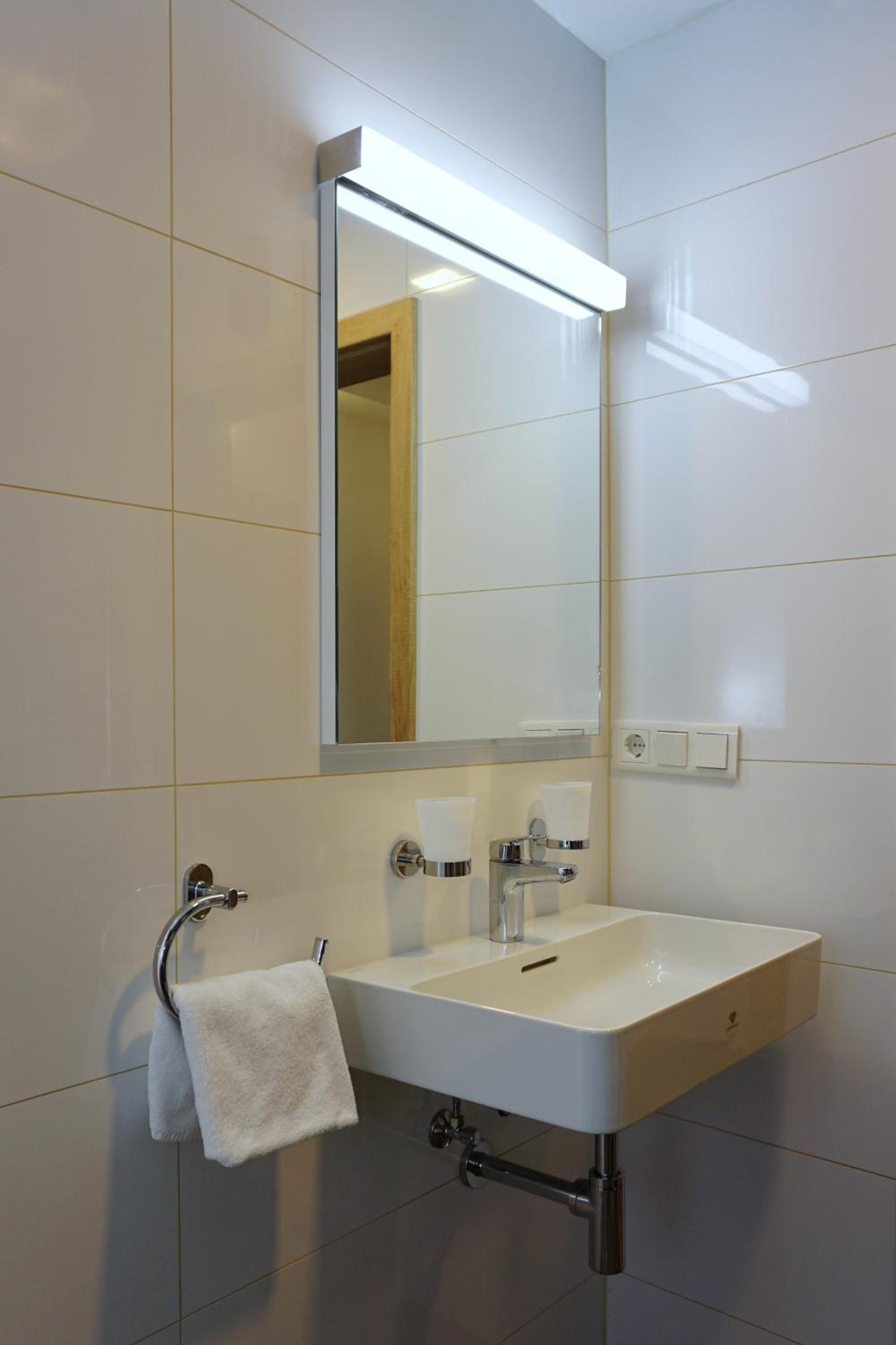 Double Room with Balcony - Photo 3