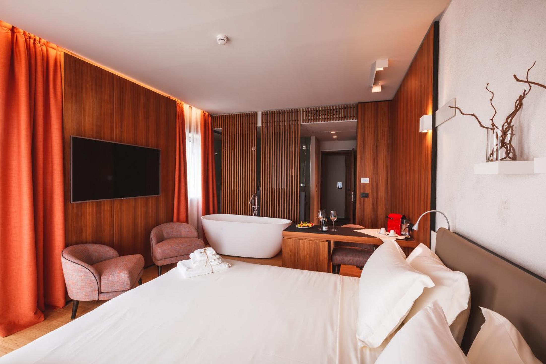 Wellness Junior Suite with Lake View and Spa Access photo 2