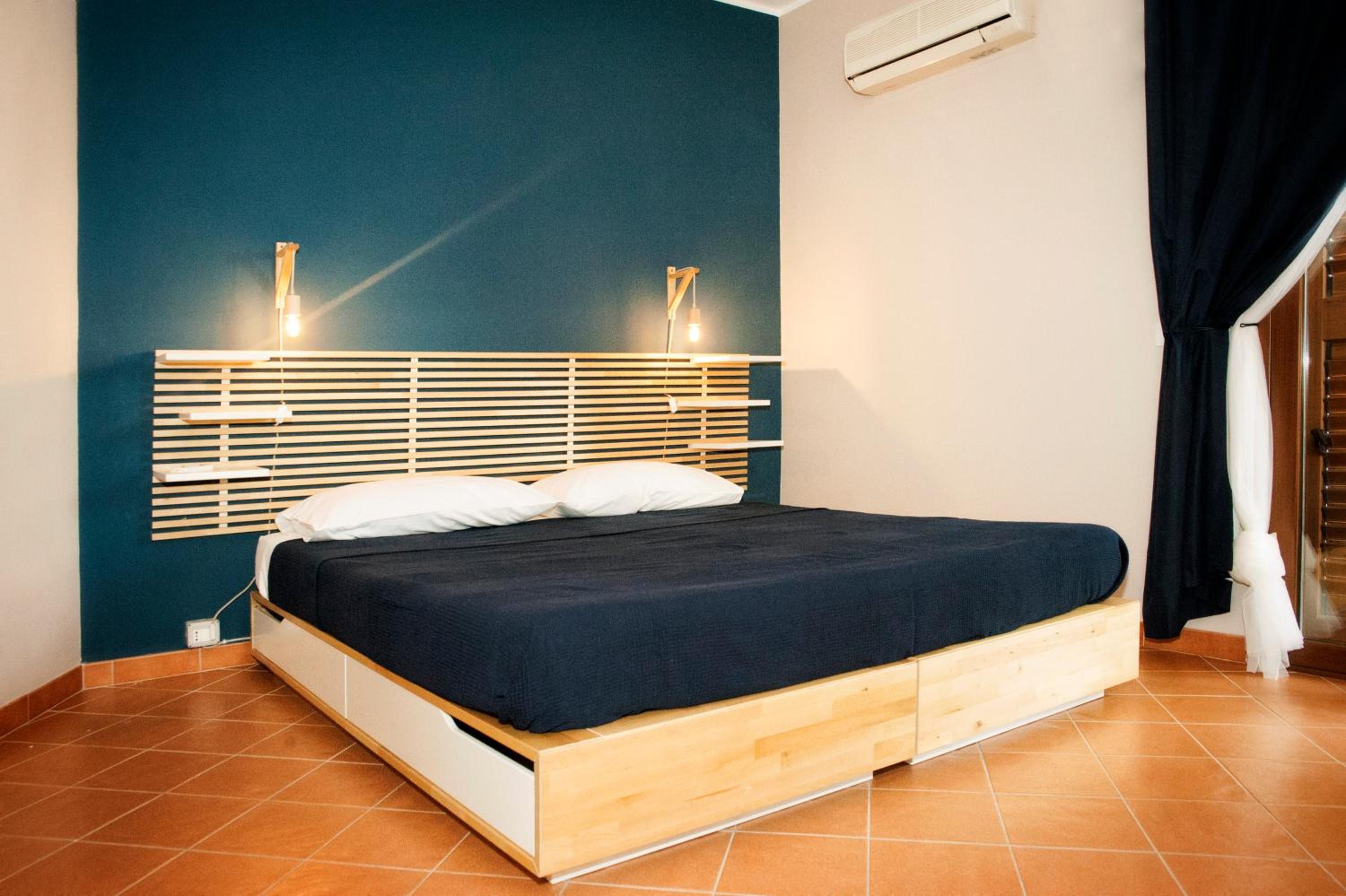 Deluxe Double Room with Balcony - Photo 9