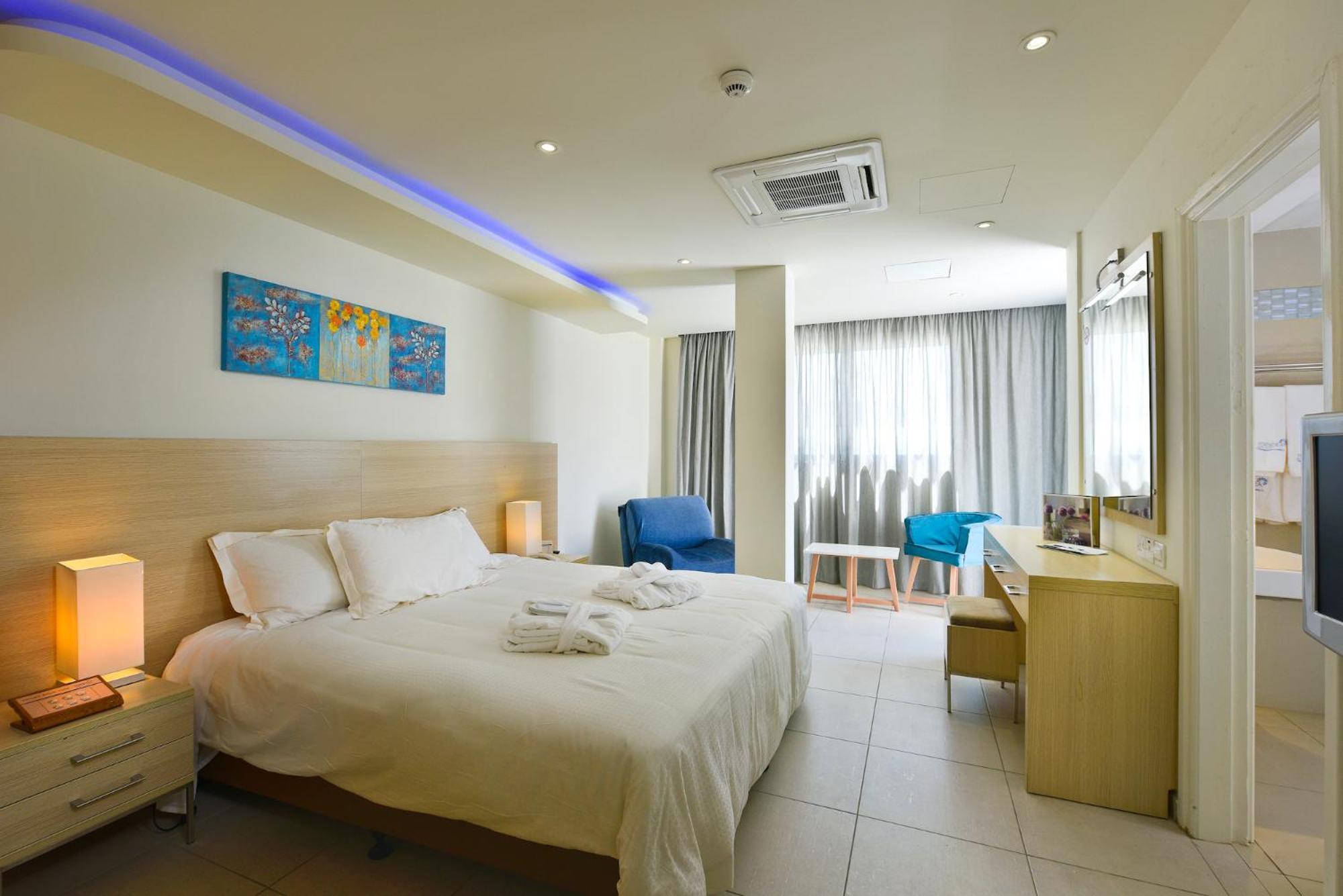 Side Sea View Family Suite with Swim Up Pool & Jacuzzi (2 Adults + 2 Children)