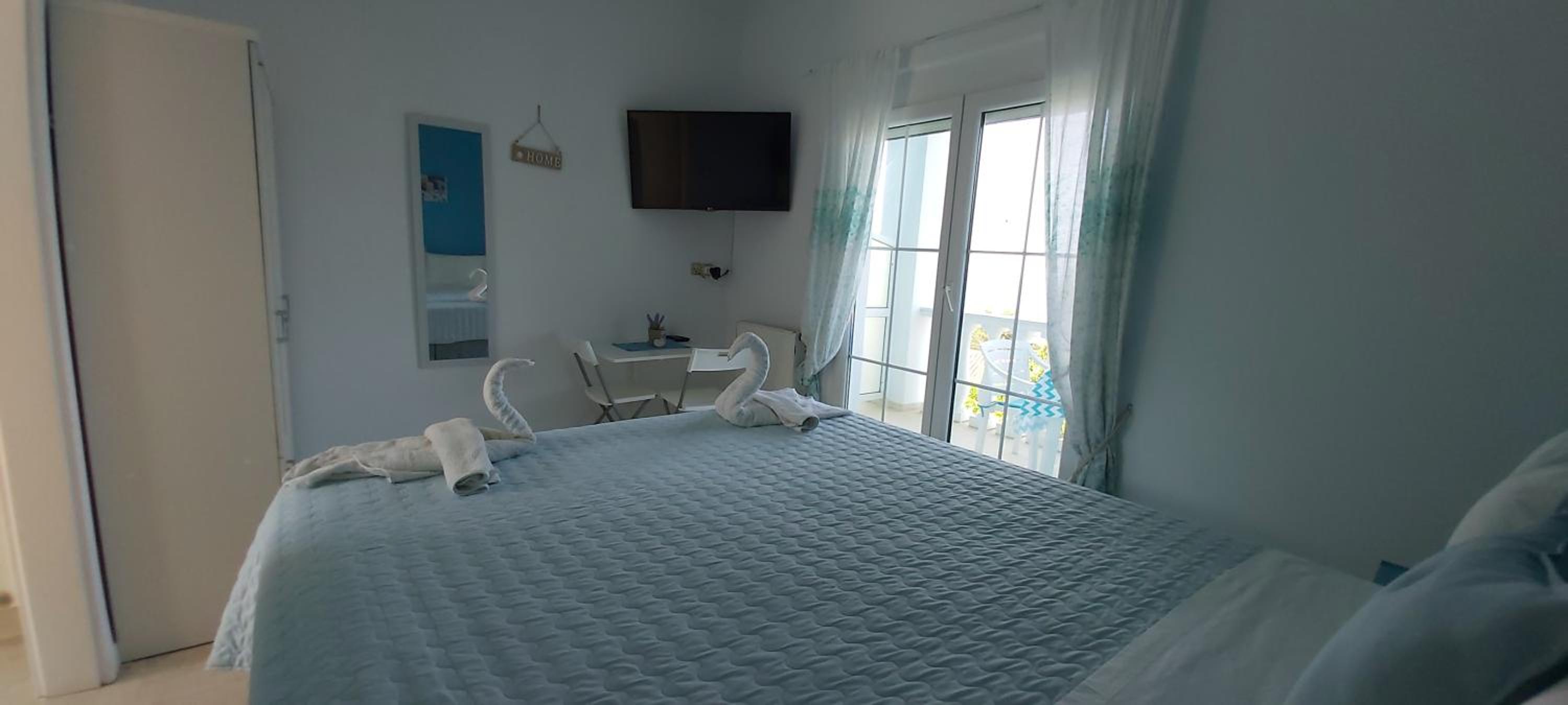 One-Bedroom Suite - Photo 2