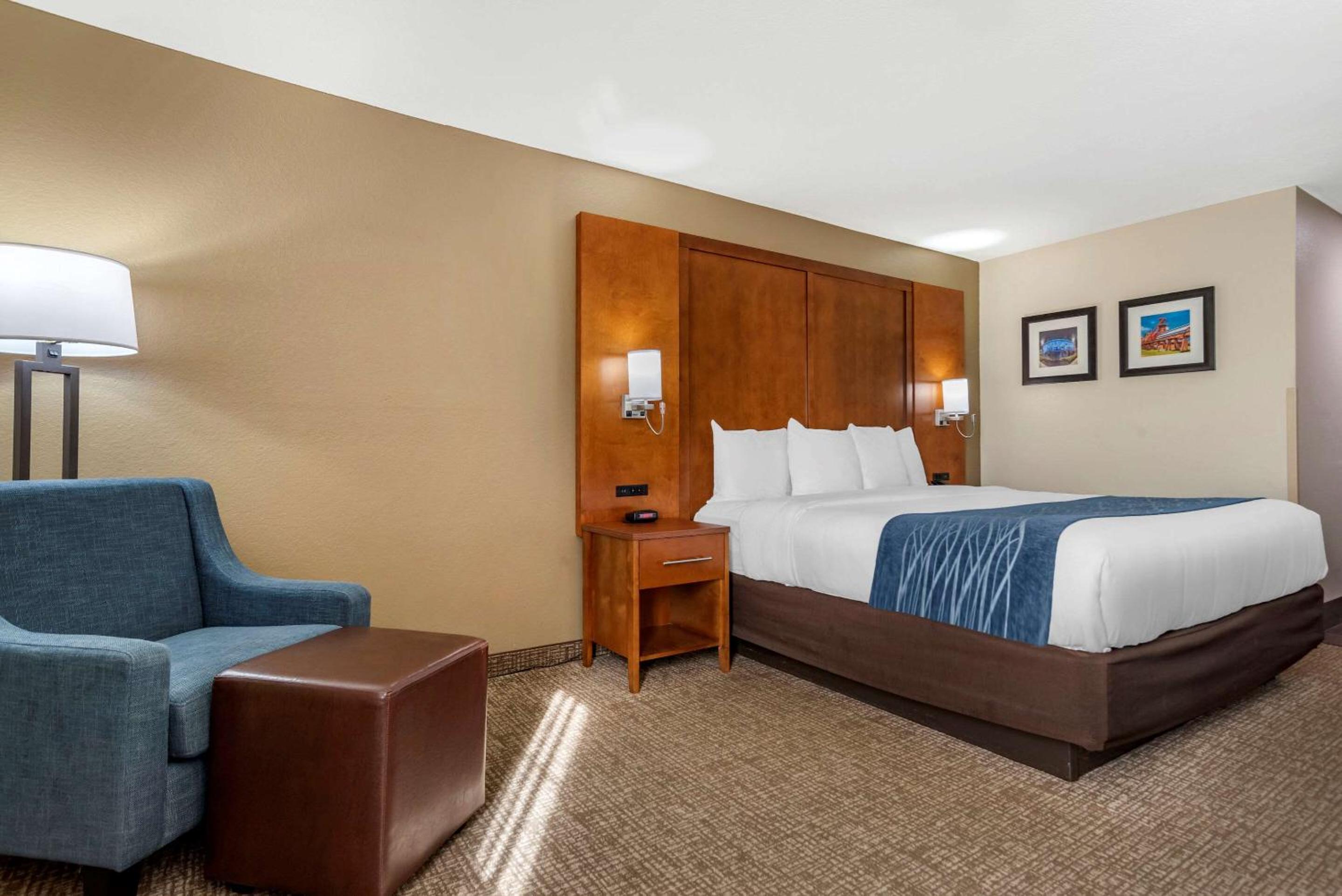 Standard King Room - Non-Smoking  - Photo 3