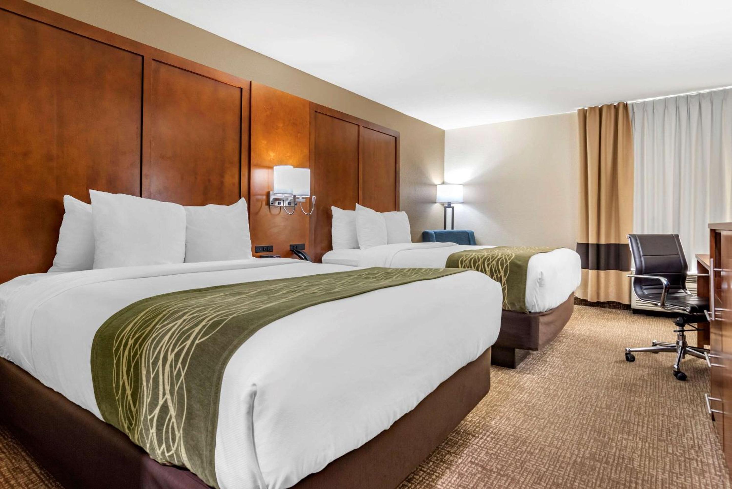 Queen Room with Two Queen Beds - Non-Smoking - Photo 1