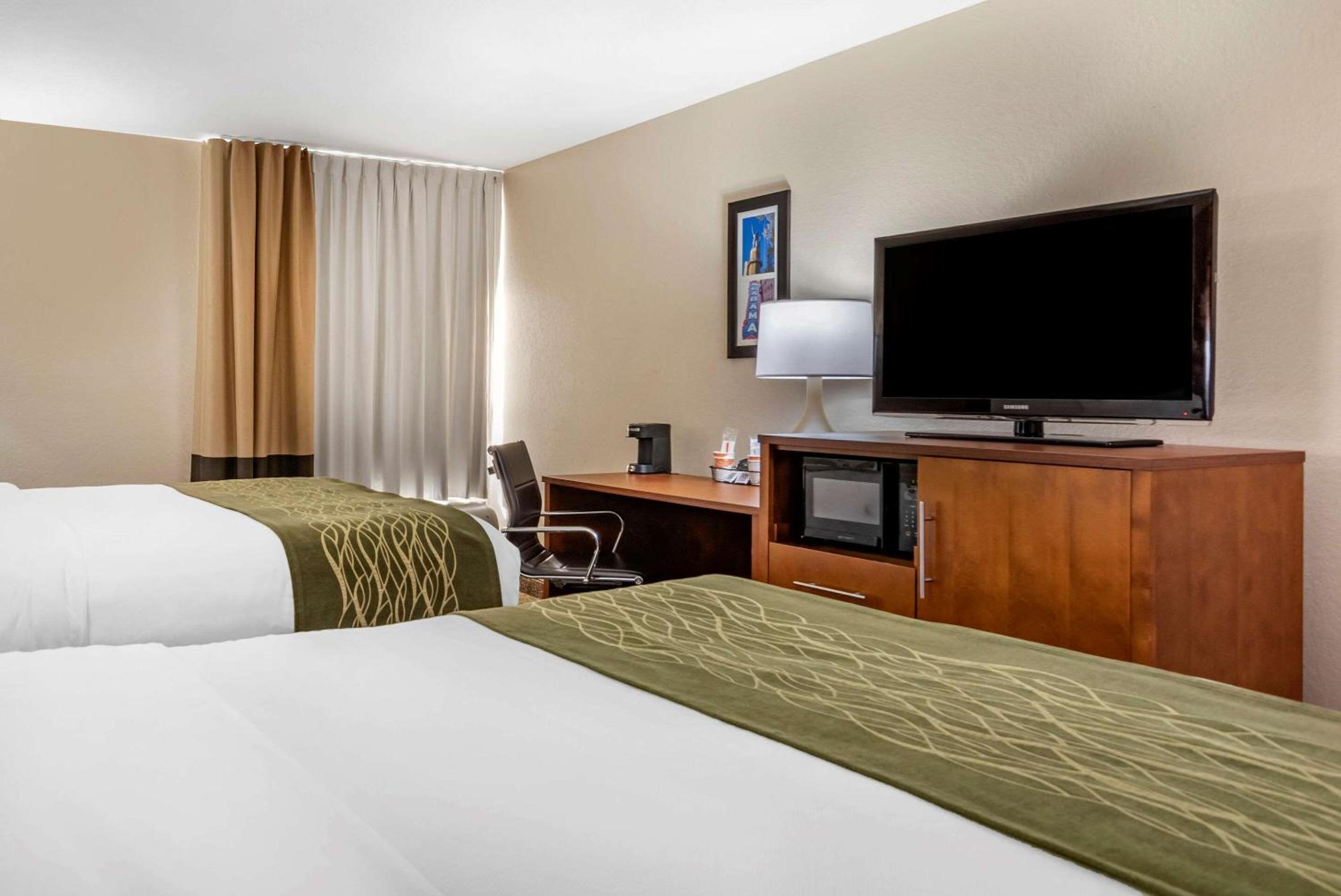 Queen Room with Two Queen Beds - Non-Smoking - Photo 4