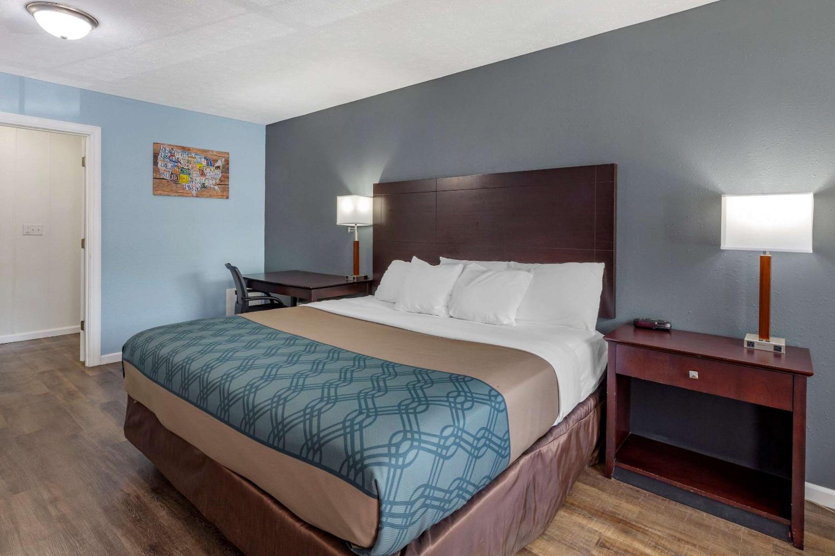 Deluxe King Room - Non-Smoking - Photo 1
