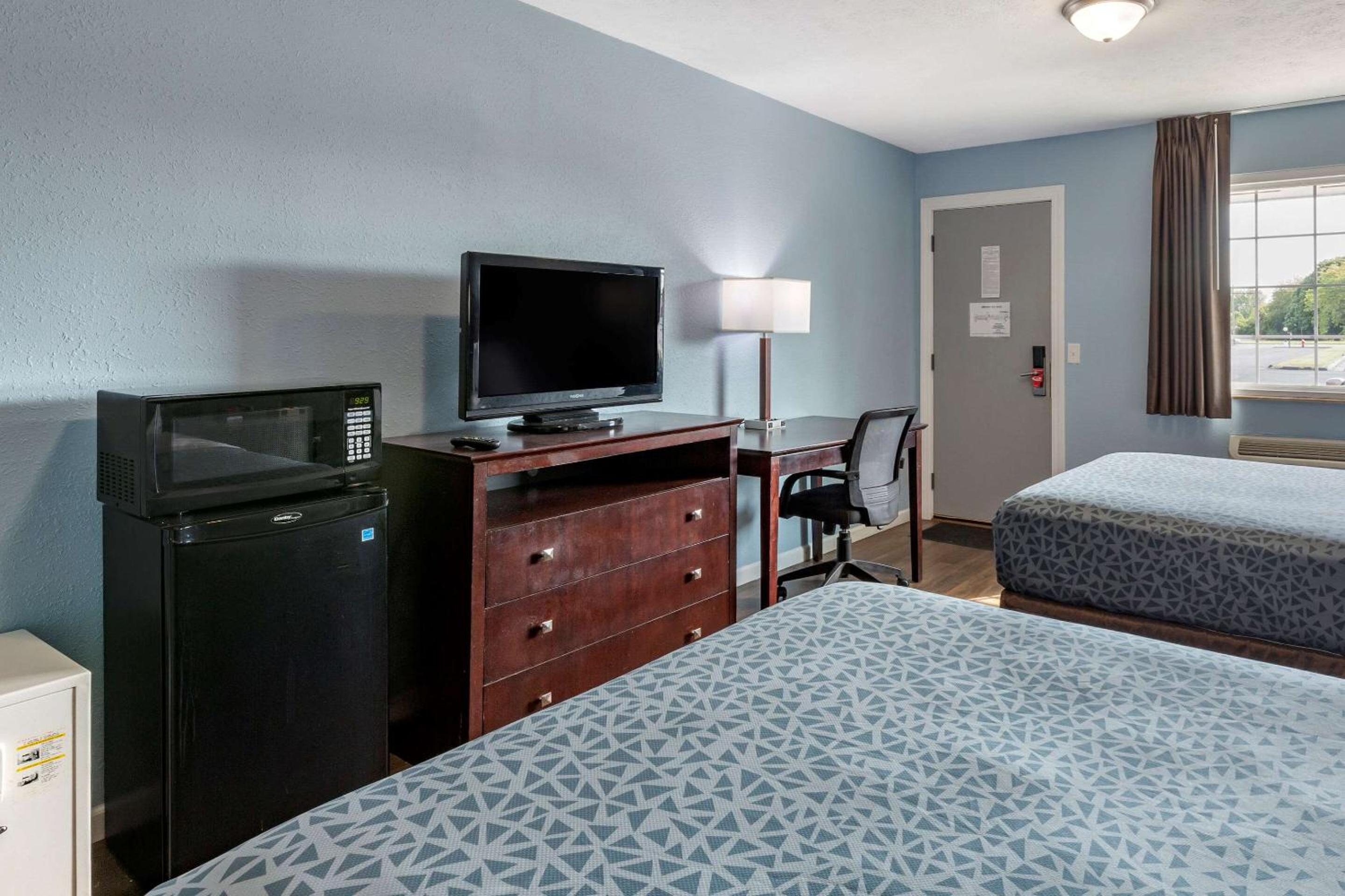 Deluxe Double Room with Two Double Beds - Non-Smoking - Photo 8