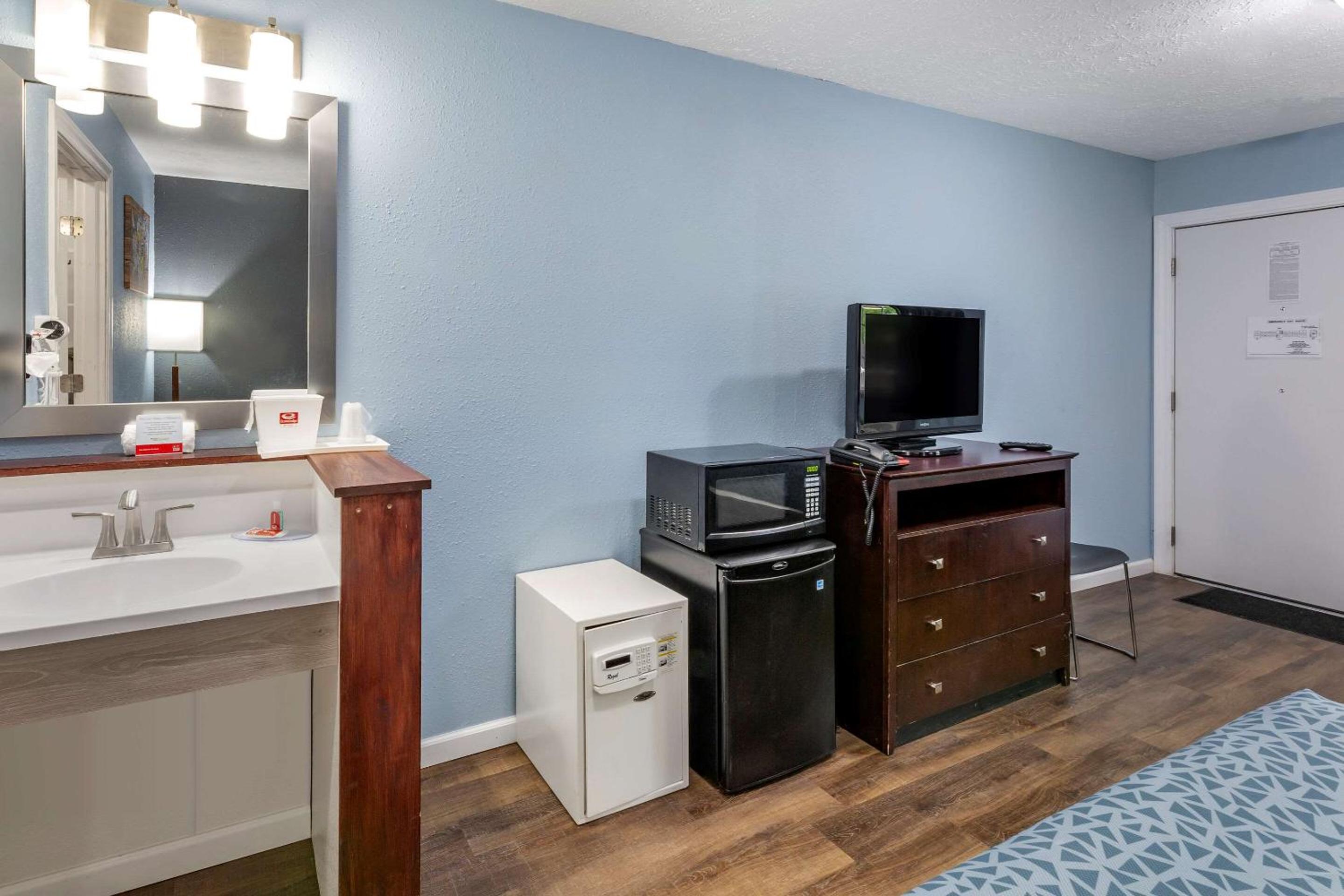 Deluxe Double Room with Two Double Beds - Non-Smoking - Photo 5
