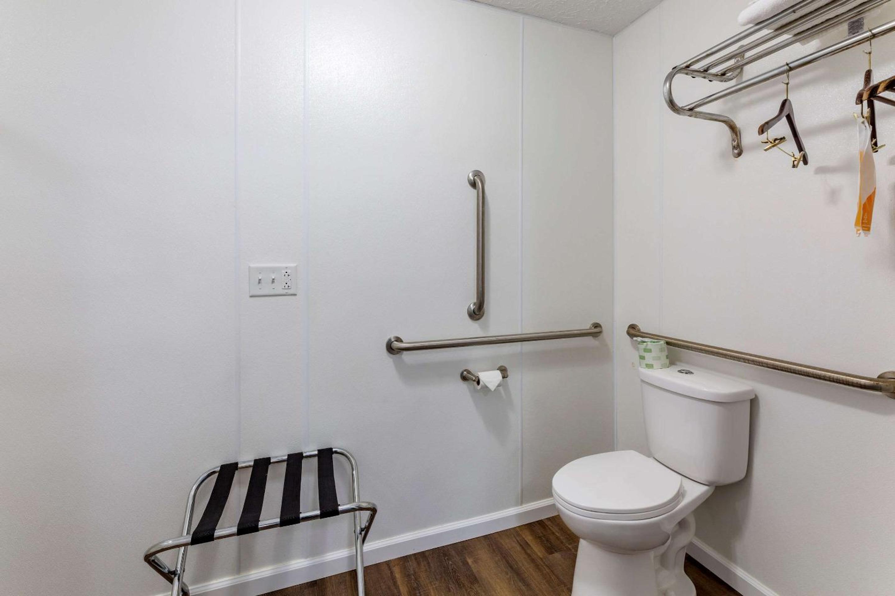 Deluxe Double Room with Two Double Beds - Non-Smoking - Photo 7