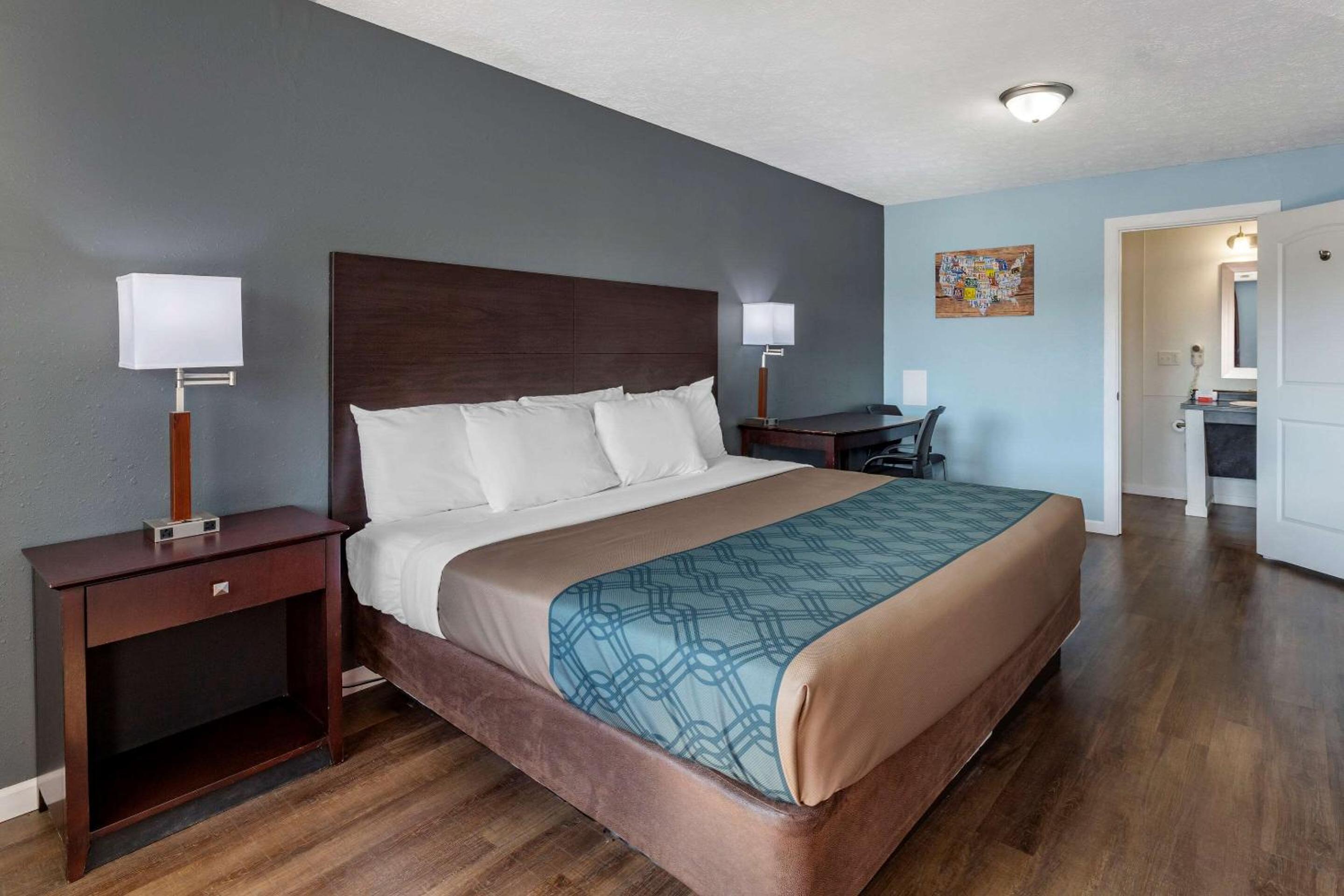 Deluxe King Room - Non-Smoking - Photo 8