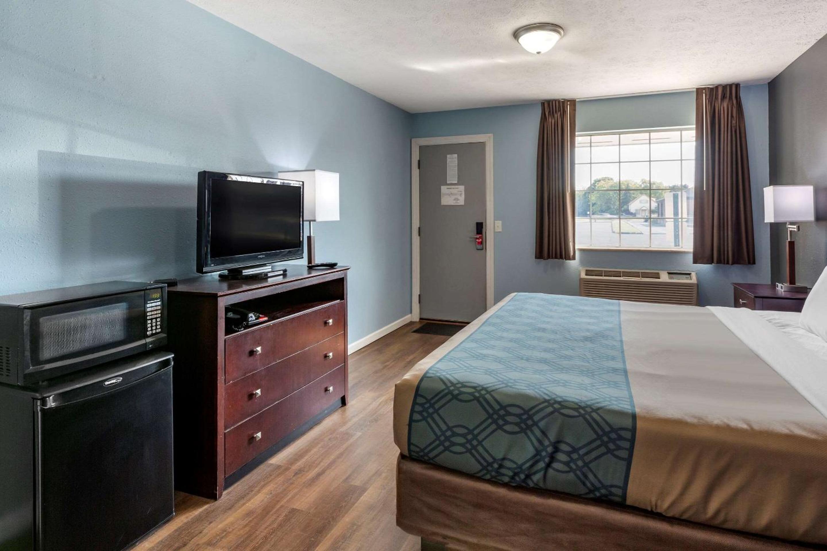 Deluxe King Room - Non-Smoking - Photo 2