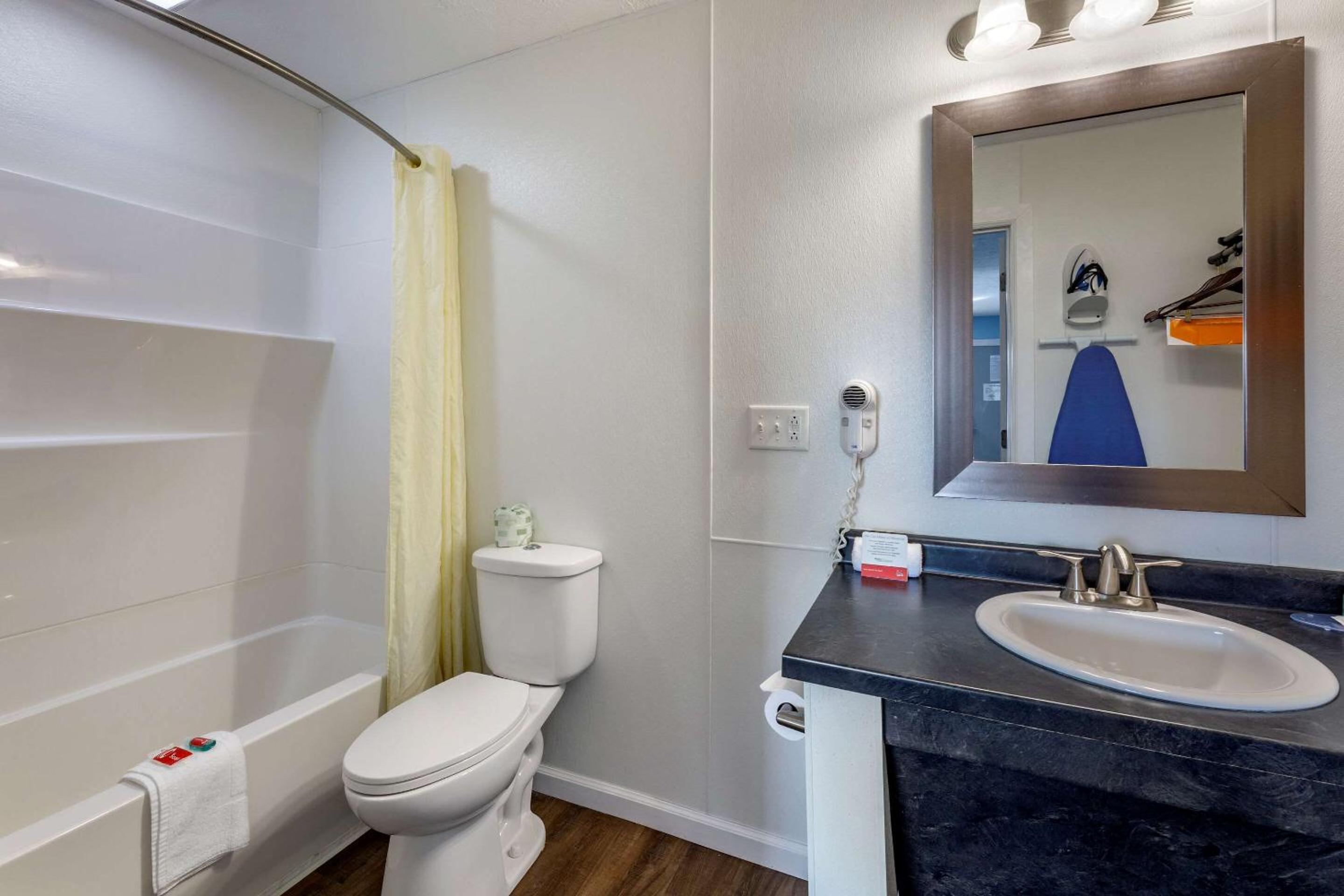 Deluxe King Room - Non-Smoking - Photo 4