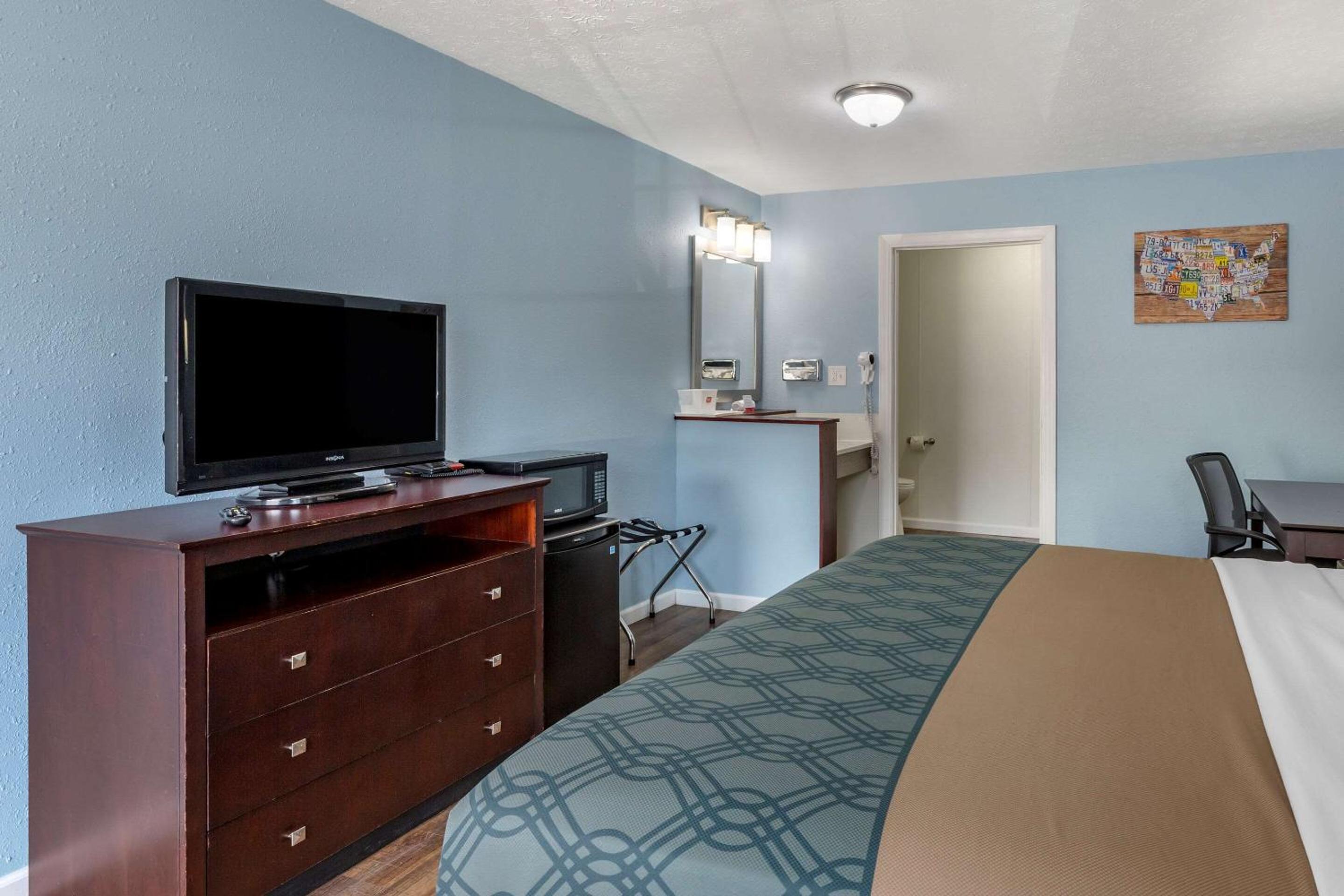 Deluxe King Room - Non-Smoking - Photo 5