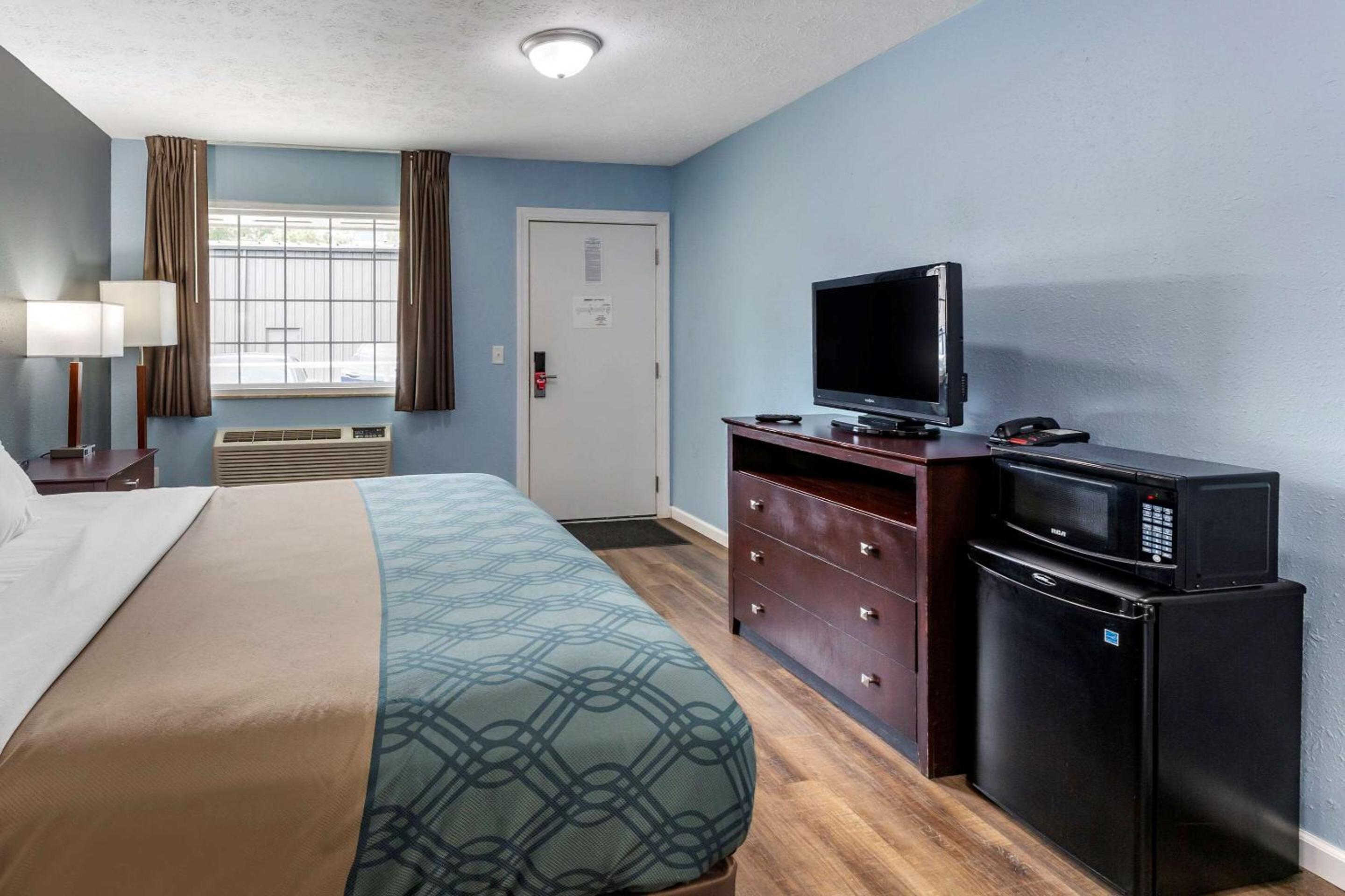 Deluxe King Room - Non-Smoking - Photo 6