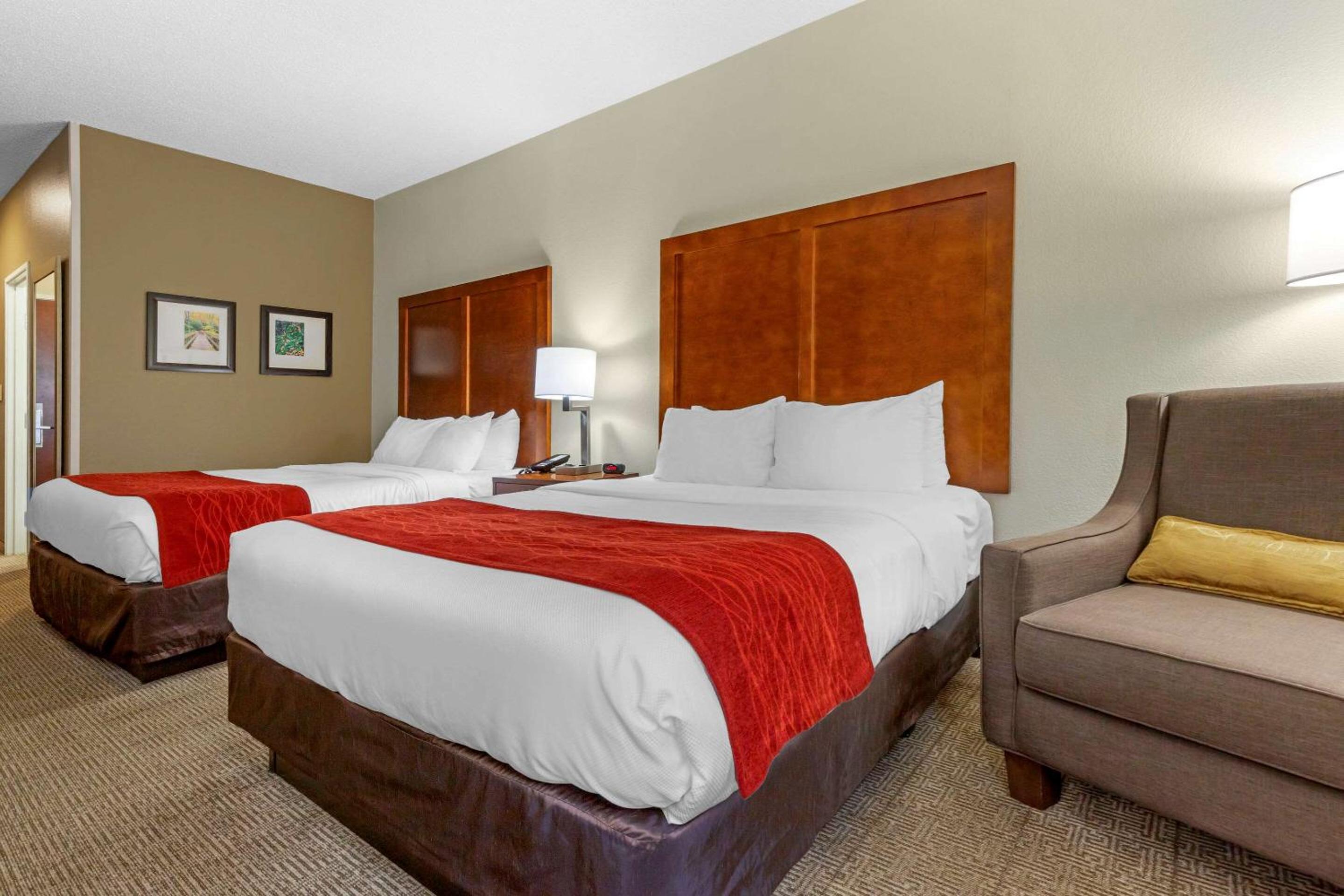 Queen Room with Two Queen Beds - Non-Smoking photo 3