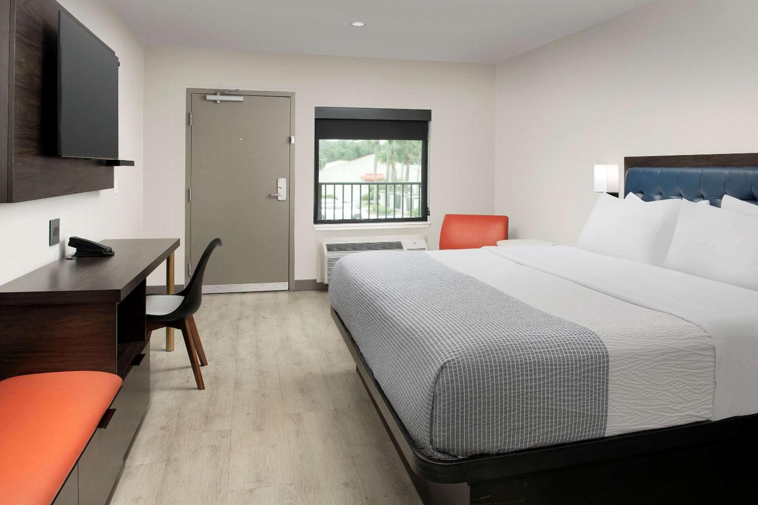 King Room - Non-Smoking - Photo 2