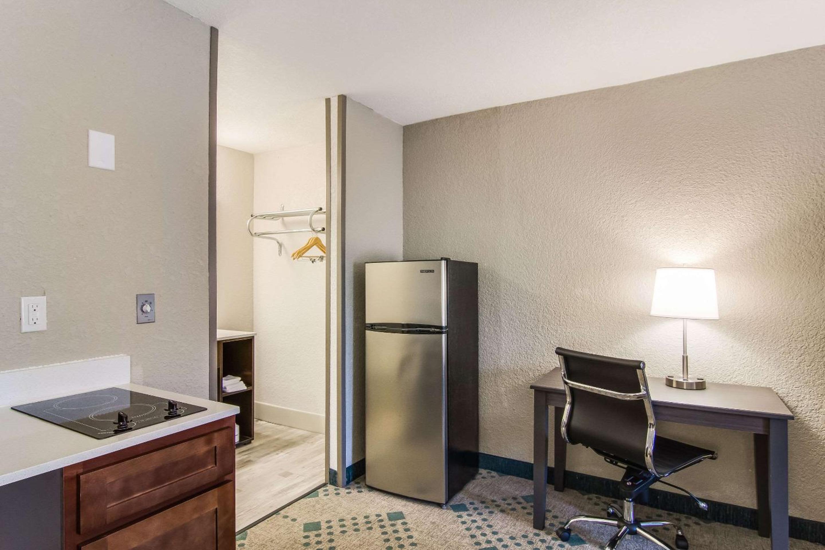King Suite with Sofa Bed - Non-Smoking - Photo 6
