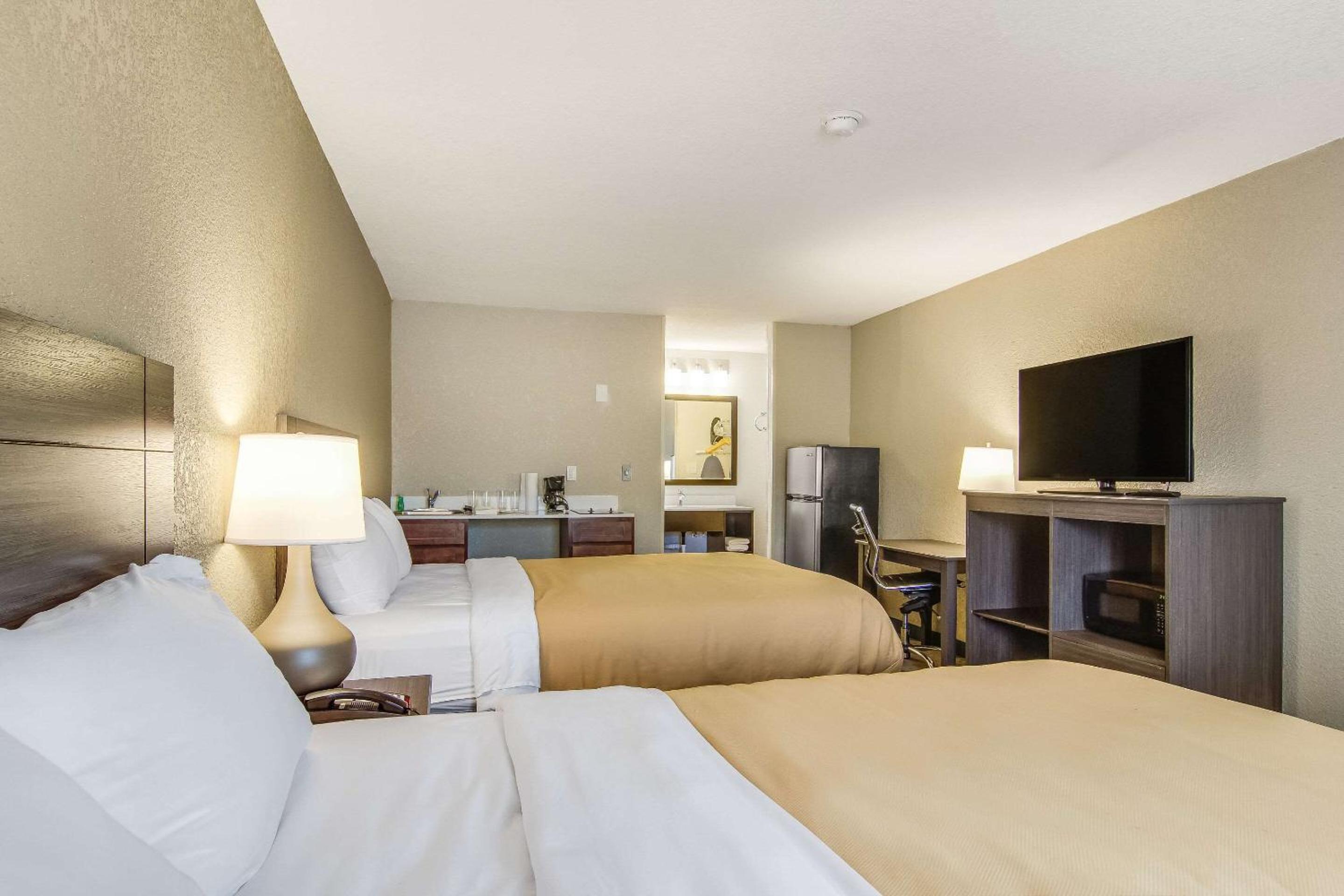 Queen Suite with Two Queen Beds - Non-Smoking - Photo 5