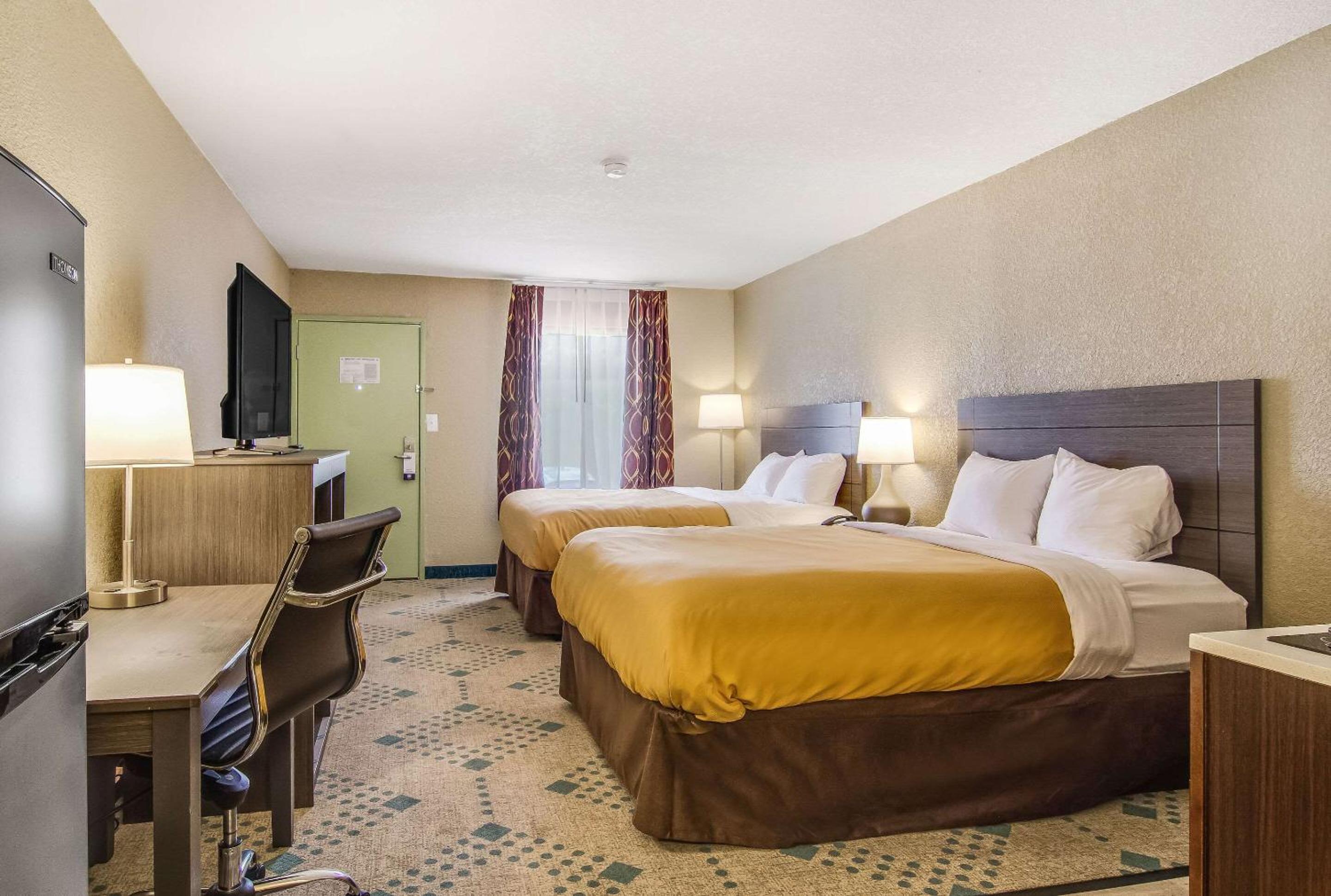 Queen Suite with Two Queen Beds - Non-Smoking - Photo 8