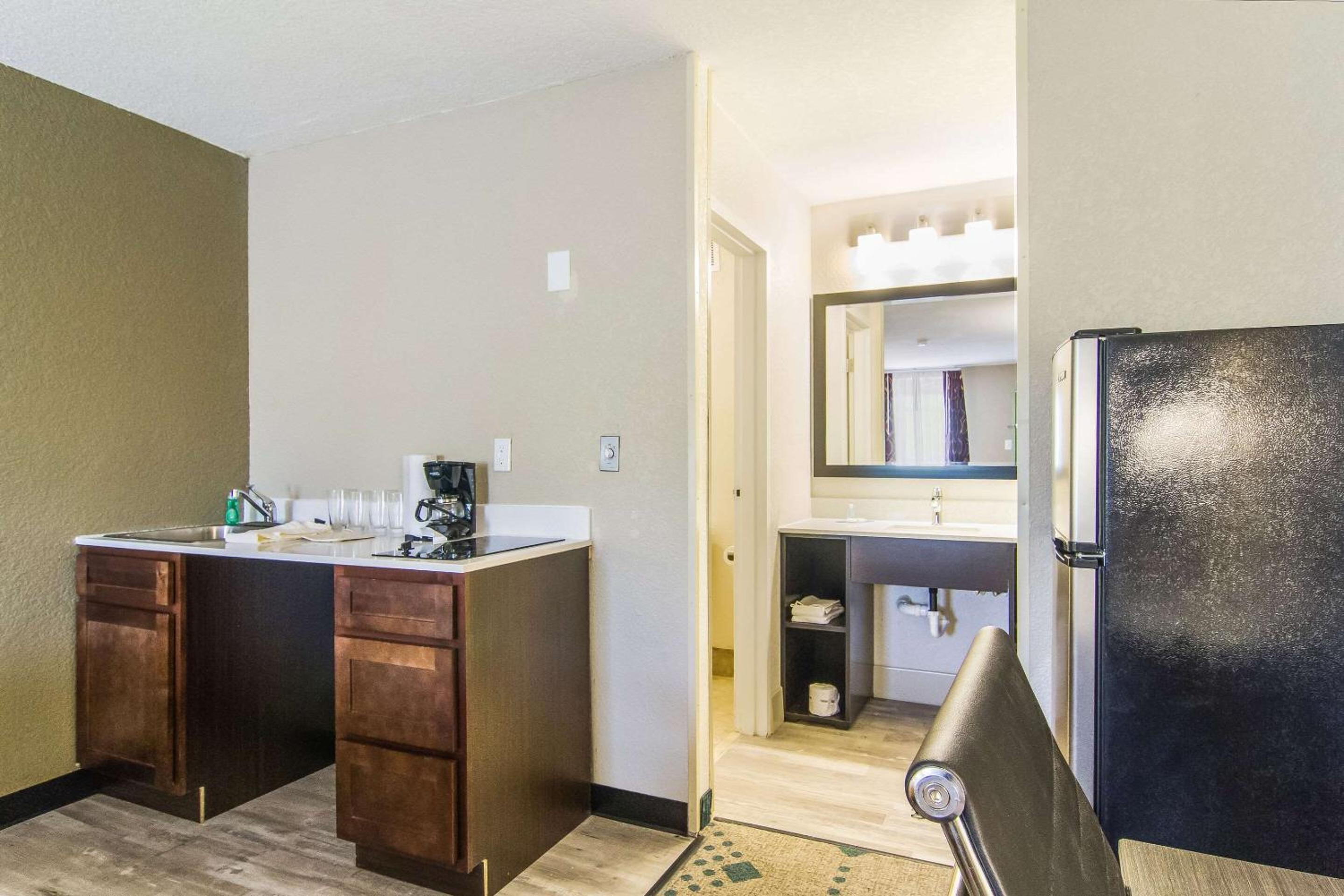 Queen Suite with Two Queen Beds - Non-Smoking - Photo 9