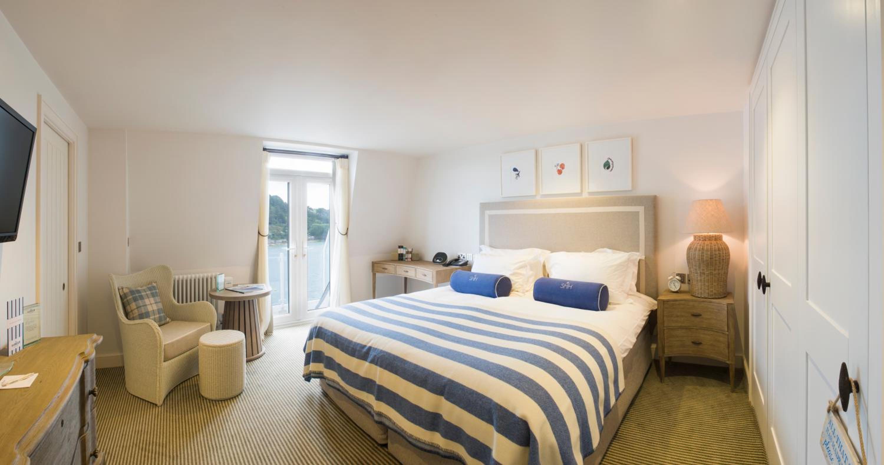 Double Room with Estuary Glimpse and Juliette Balcony photo 3