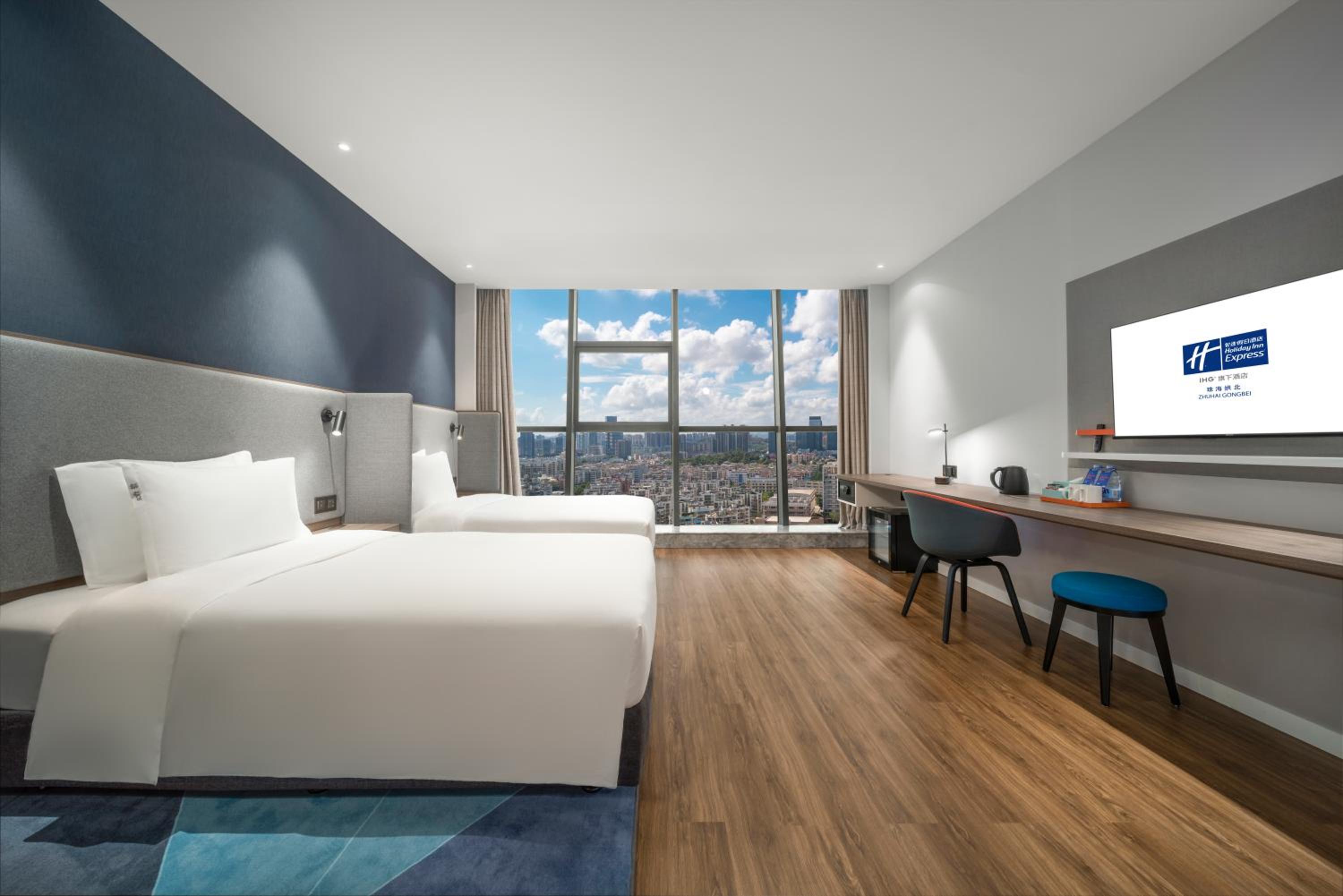 Standard Twin Room with City View - Photo 5