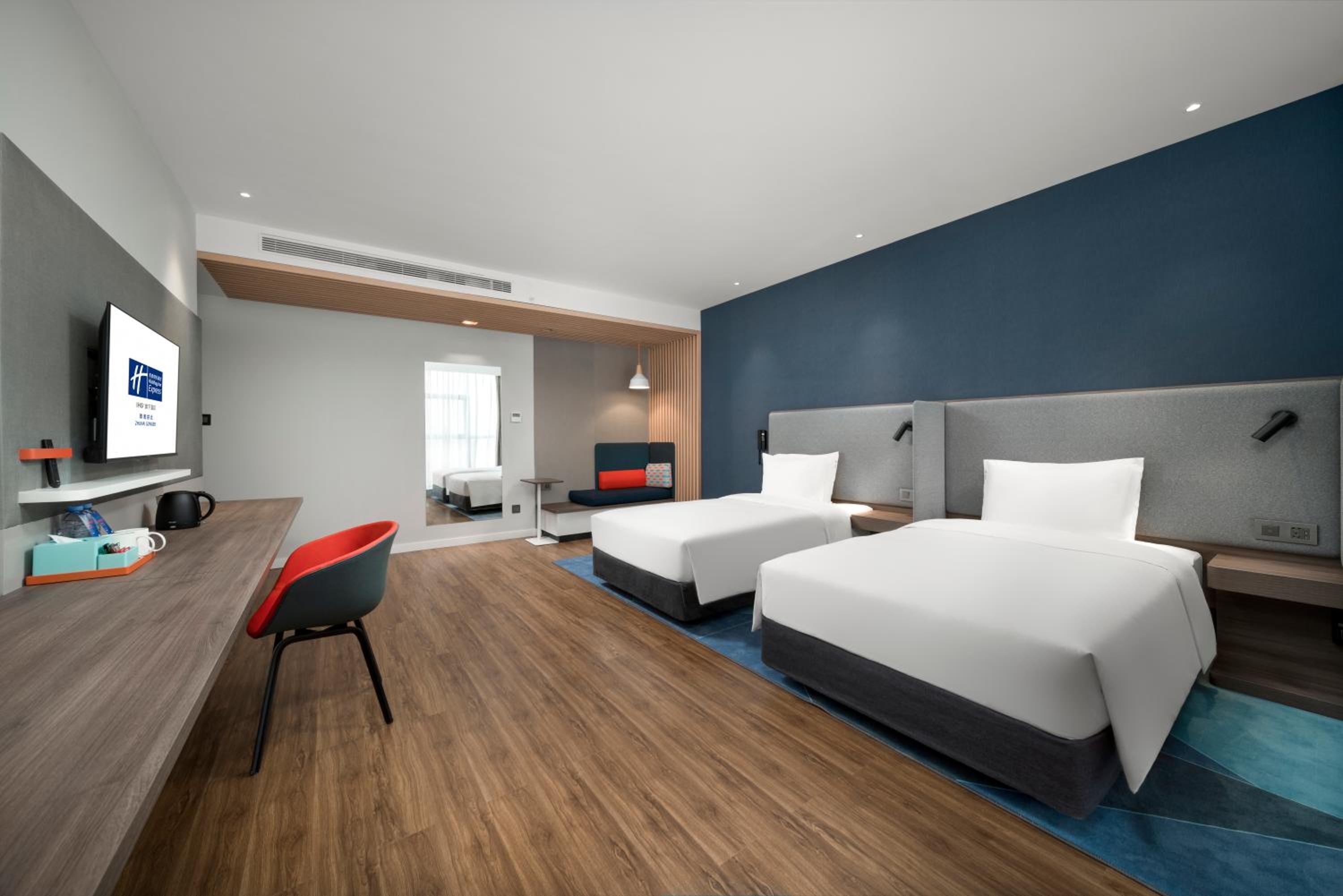 Standard Twin Room with City View - Photo 3
