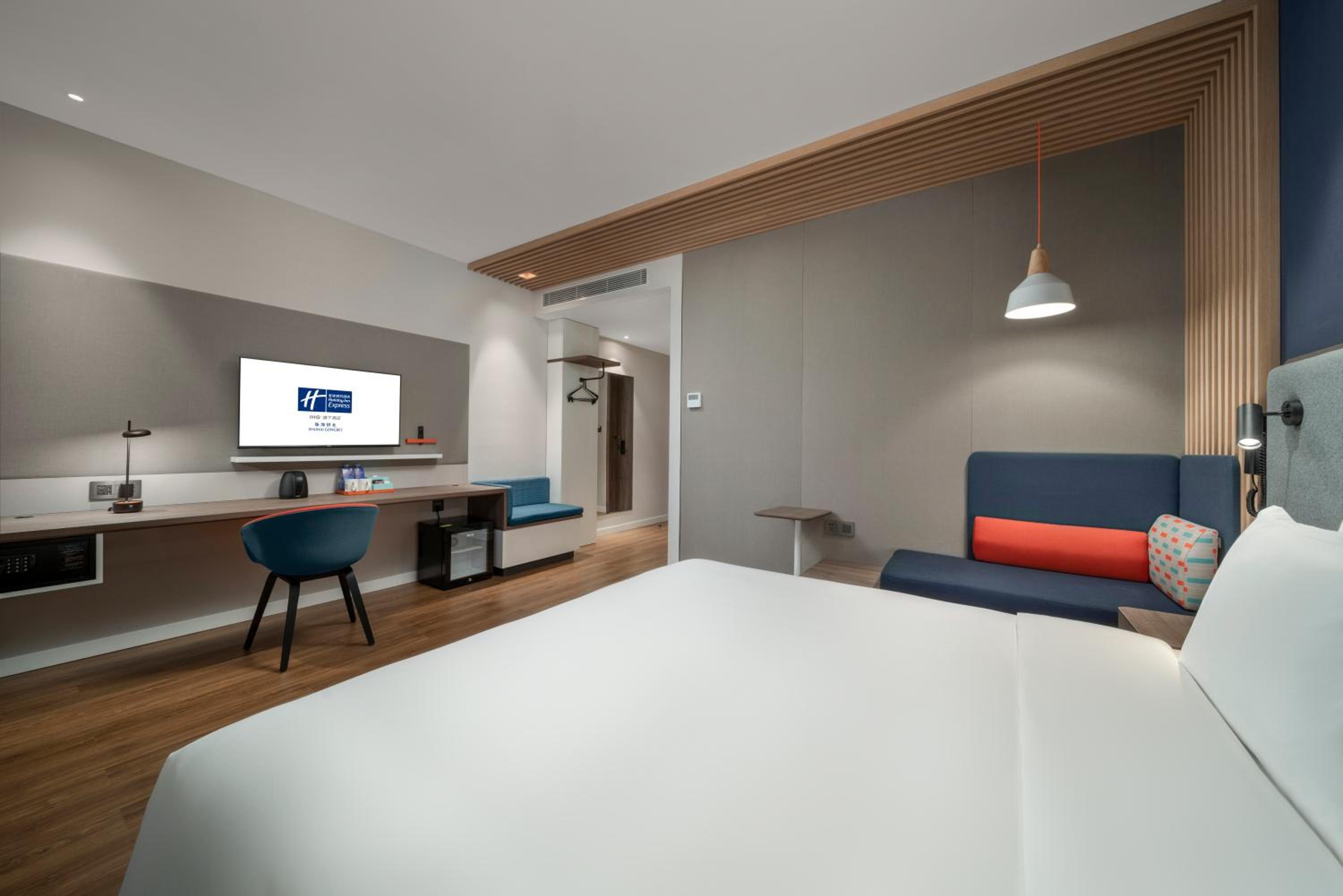 Standard King Room with City View - Photo 2
