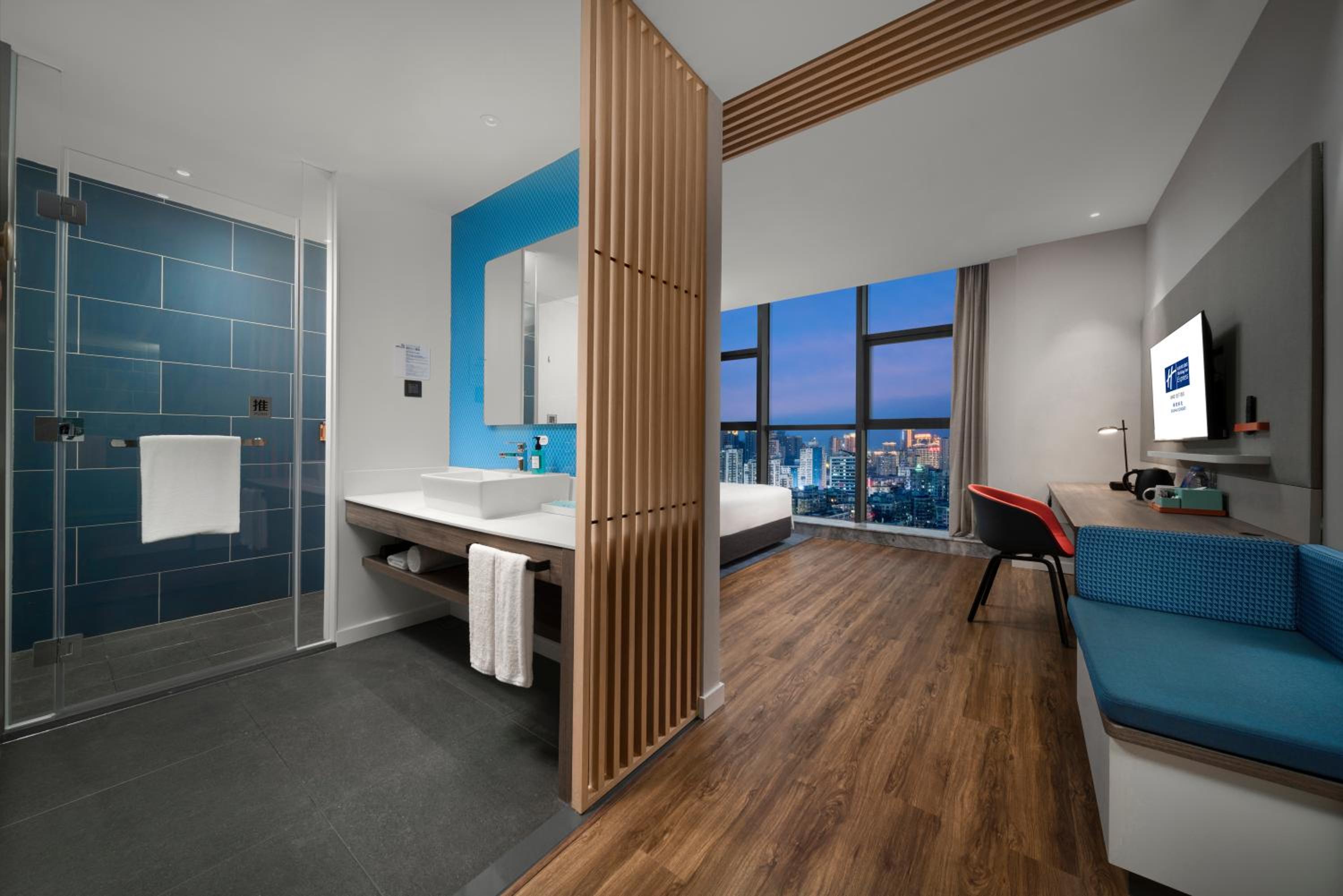 Standard King Room with City View - Photo 3