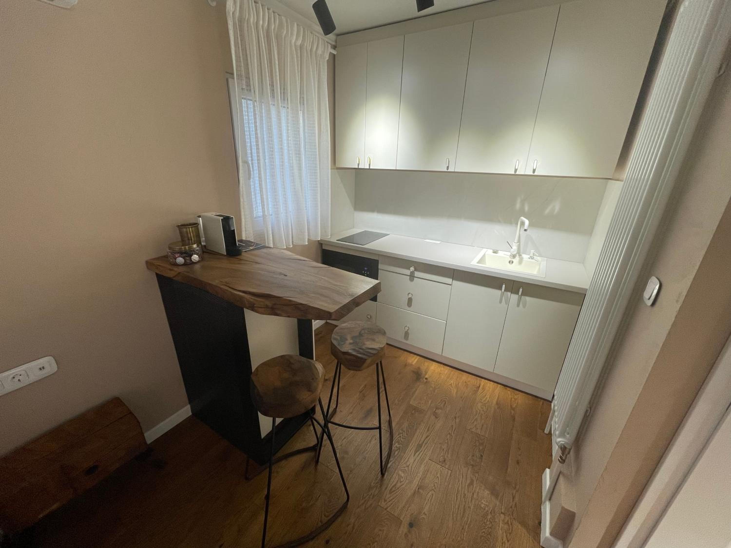 One-Bedroom Apartment - Photo 8