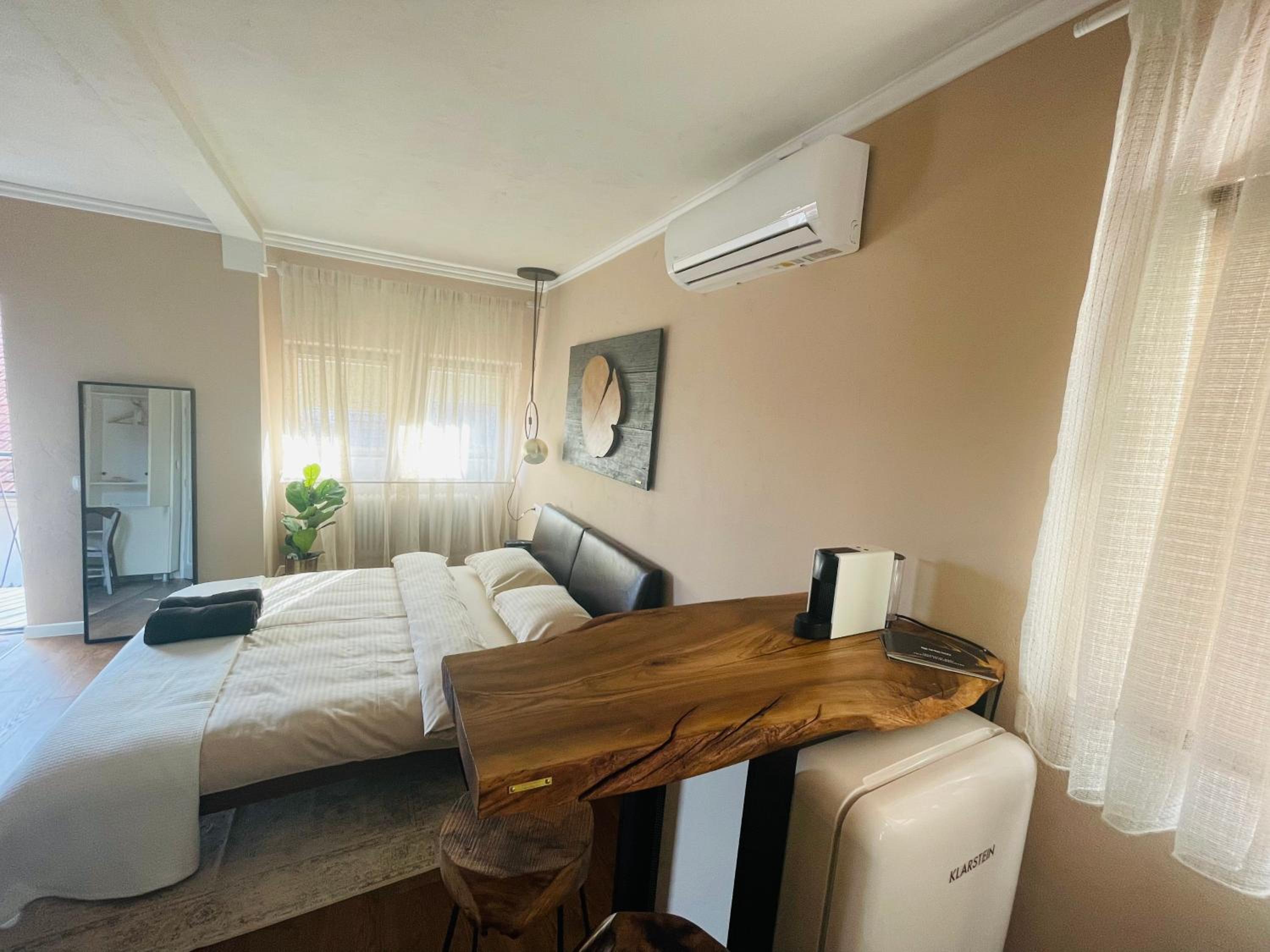 One-Bedroom Apartment - Photo 6