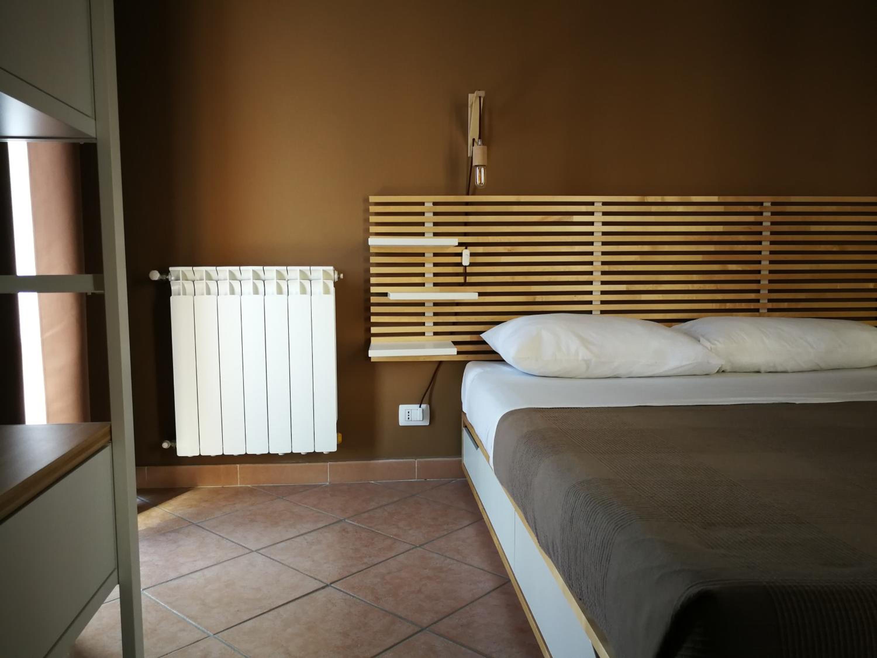 Three-Bedroom Apartment with Balcony - Photo 28