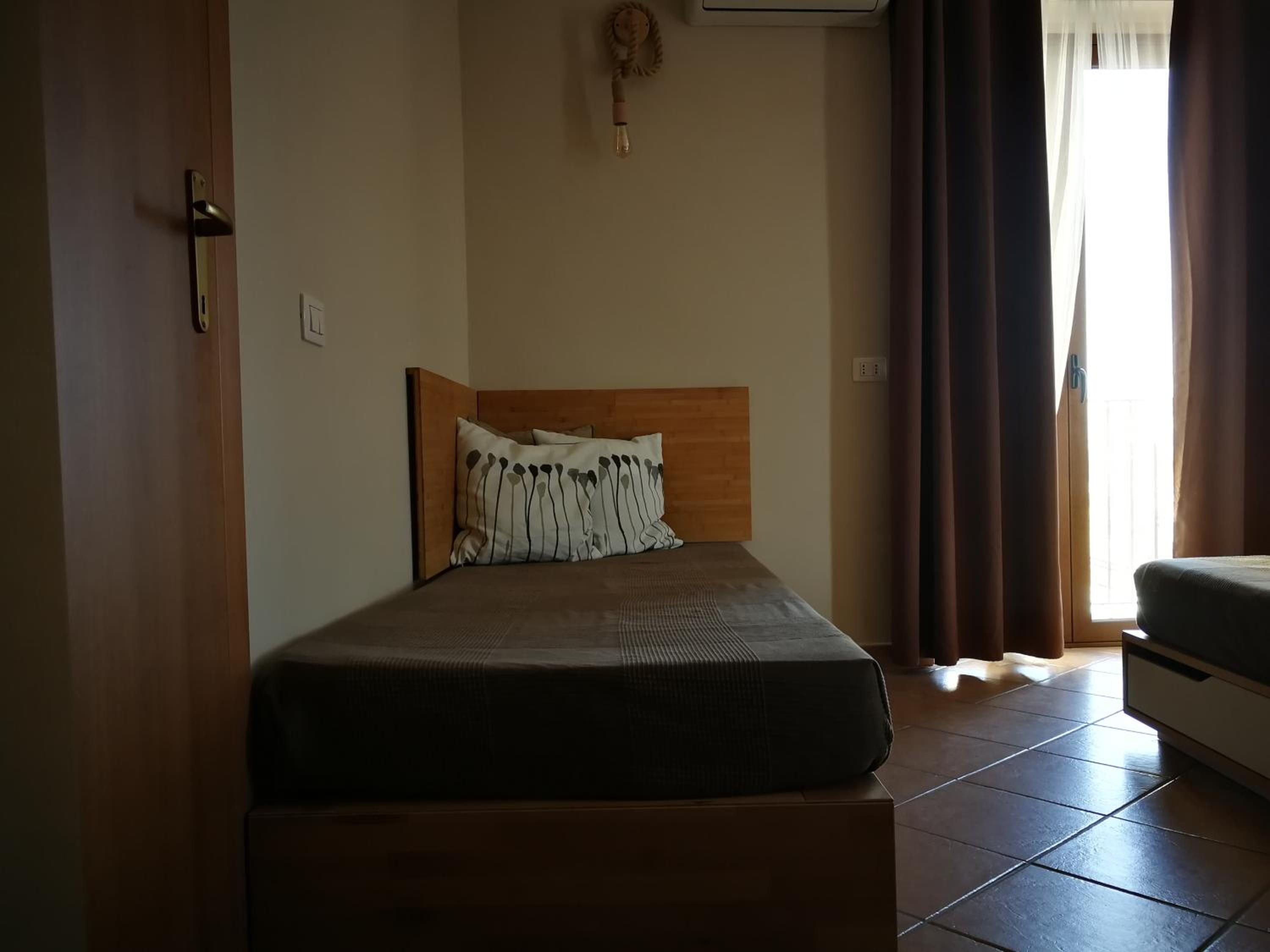 Three-Bedroom Apartment with Balcony - Photo 29