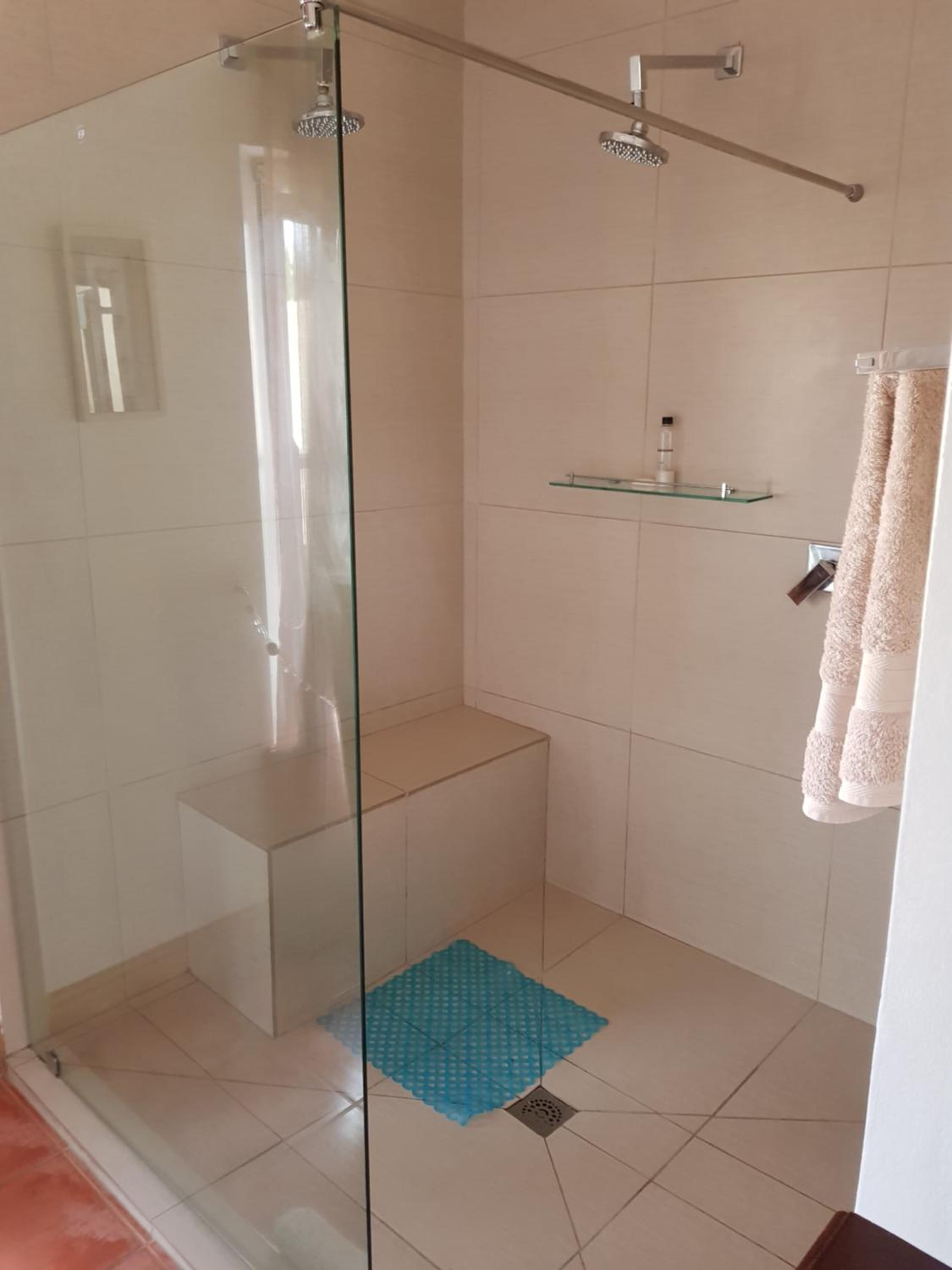 Standard Suite - Photo 8