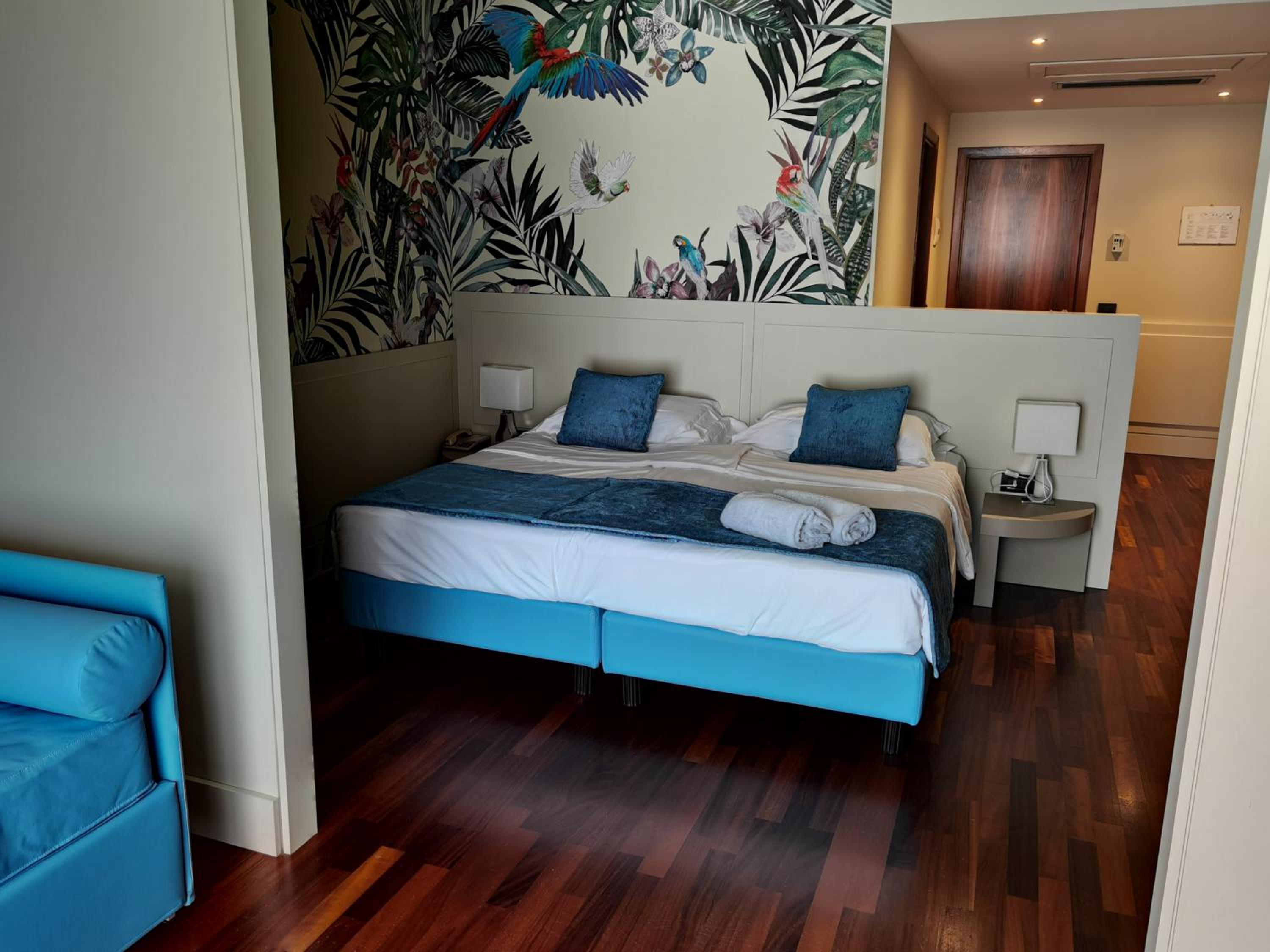 Junior Suite with Balcony and Lake View - Photo 3