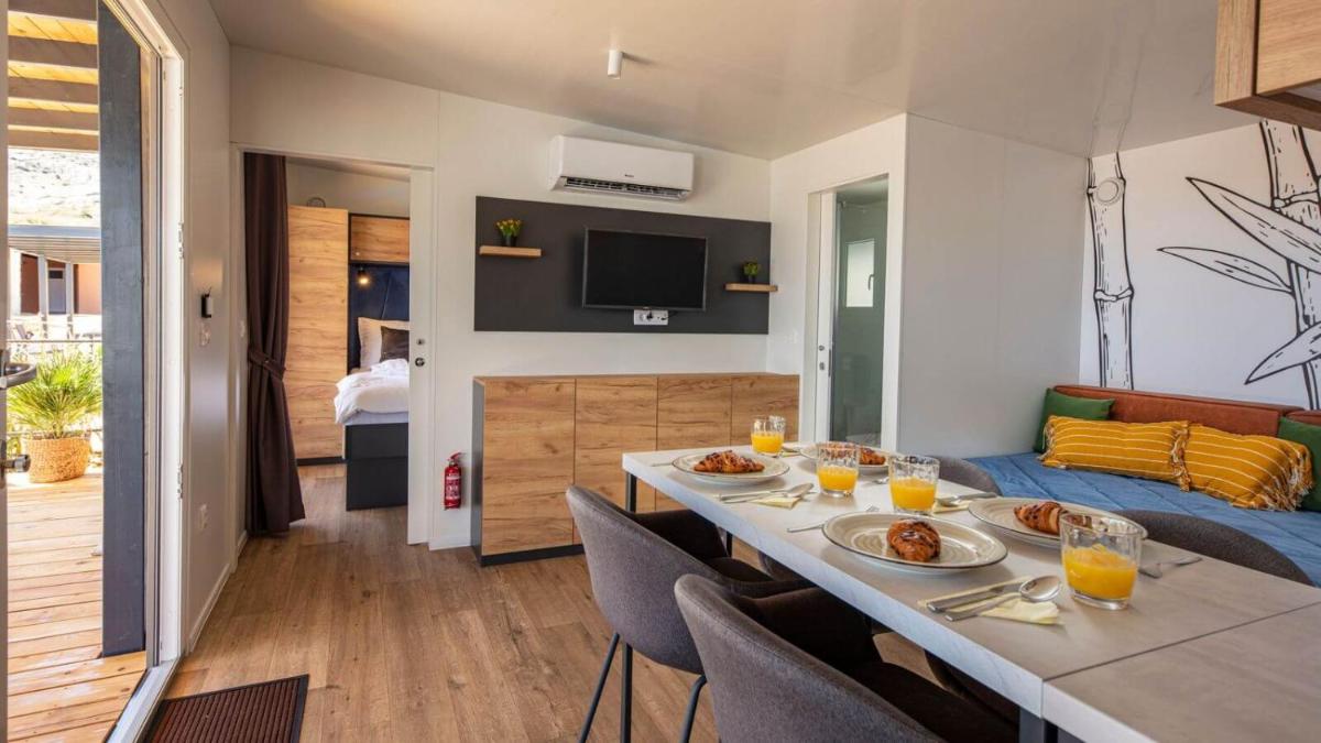 Mari Mobile Home with pool - Photo 9