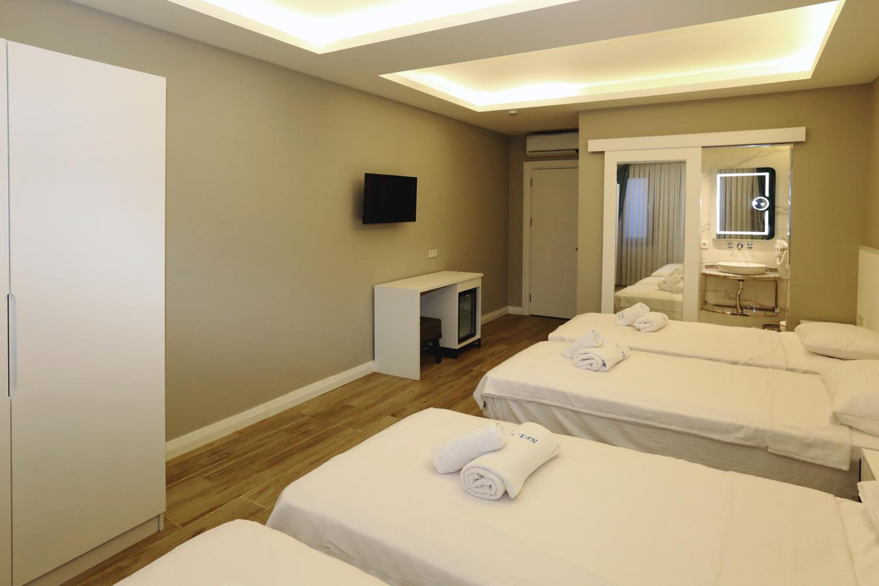 Standard Quadruple Room - Basement  photo 1
