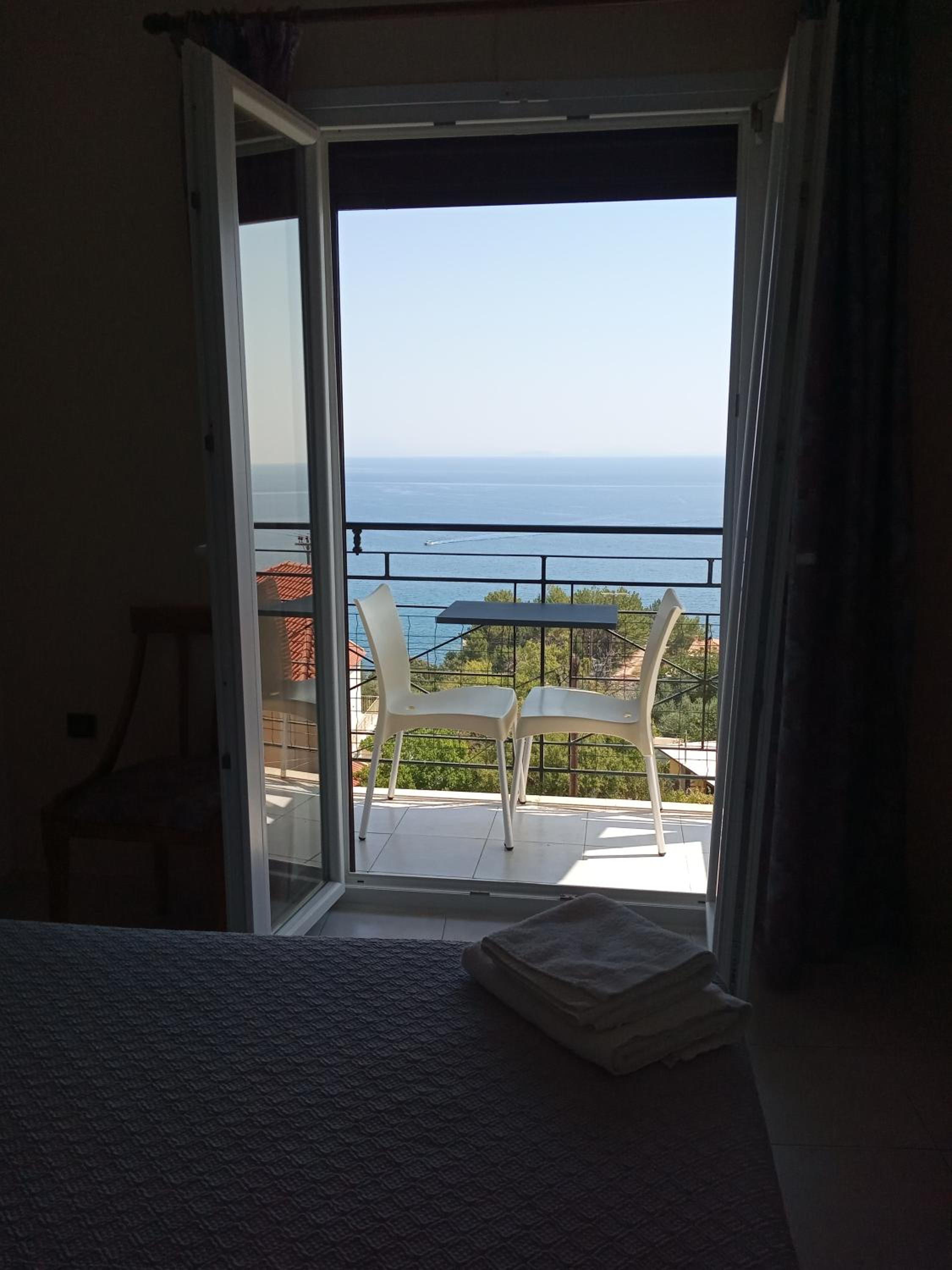 Standard Double or Twin Room with Sea View - Photo 23