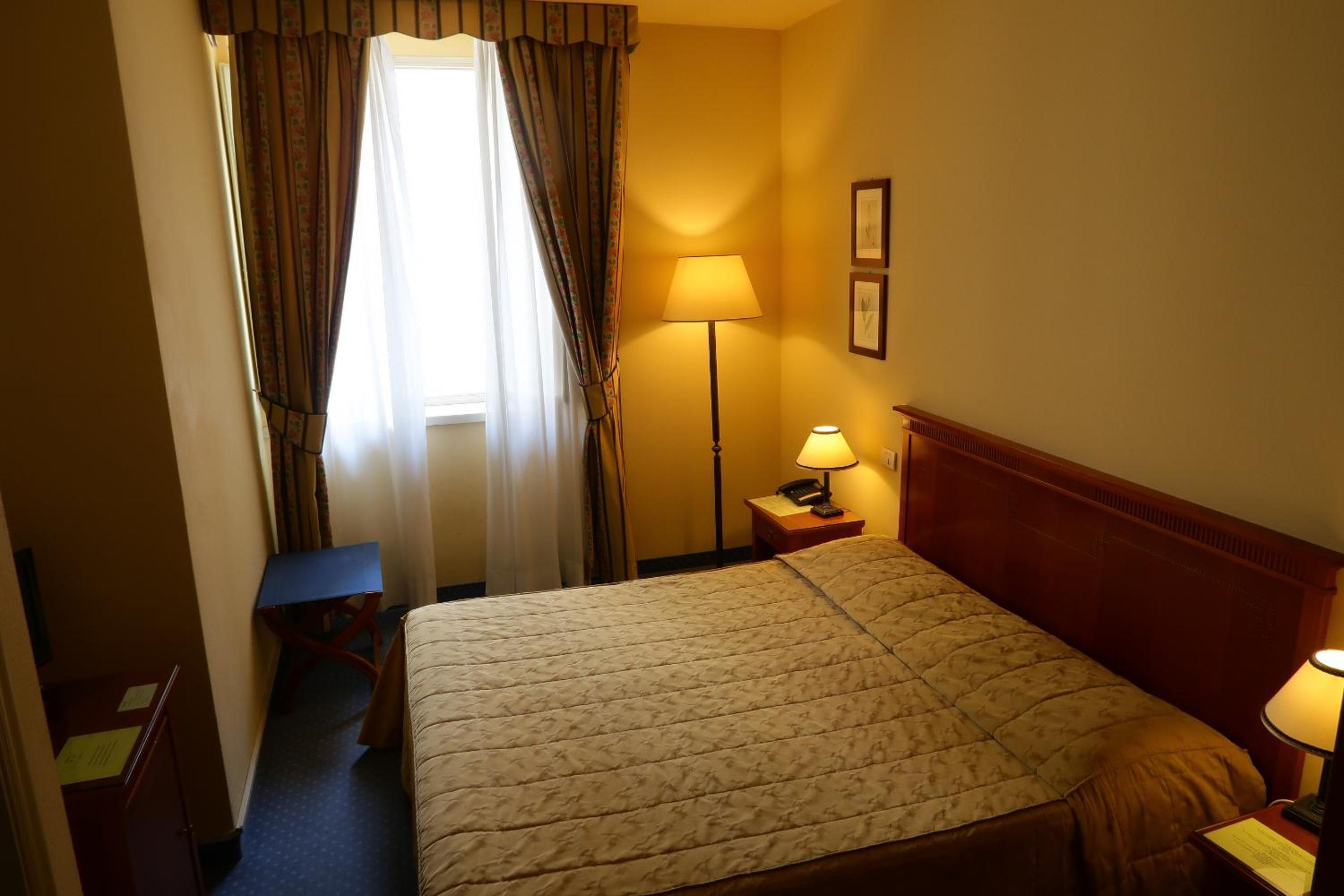 Standard Double or Twin Room - Photo 7
