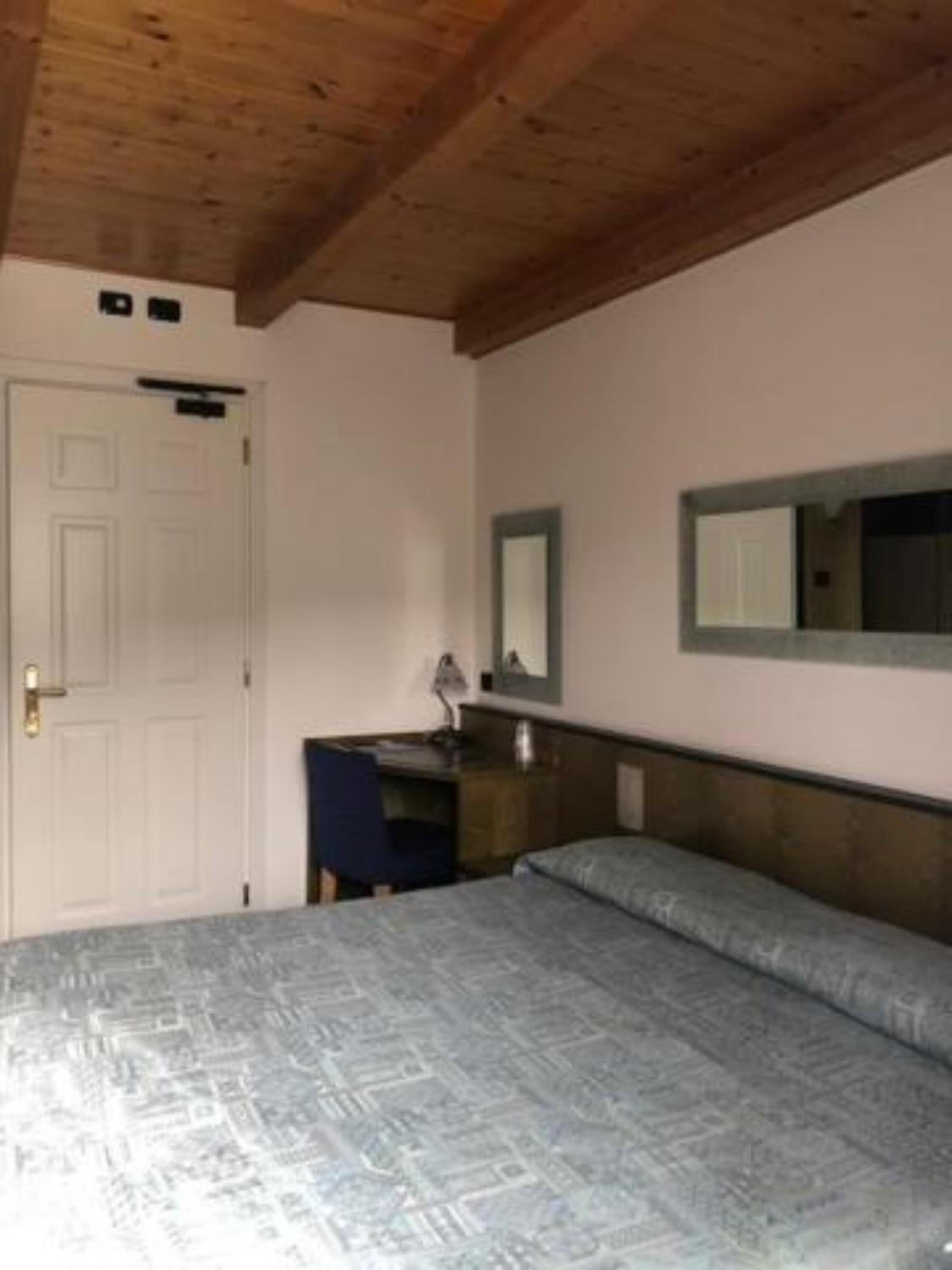 Deluxe Room (2 Adults + 1 Child)