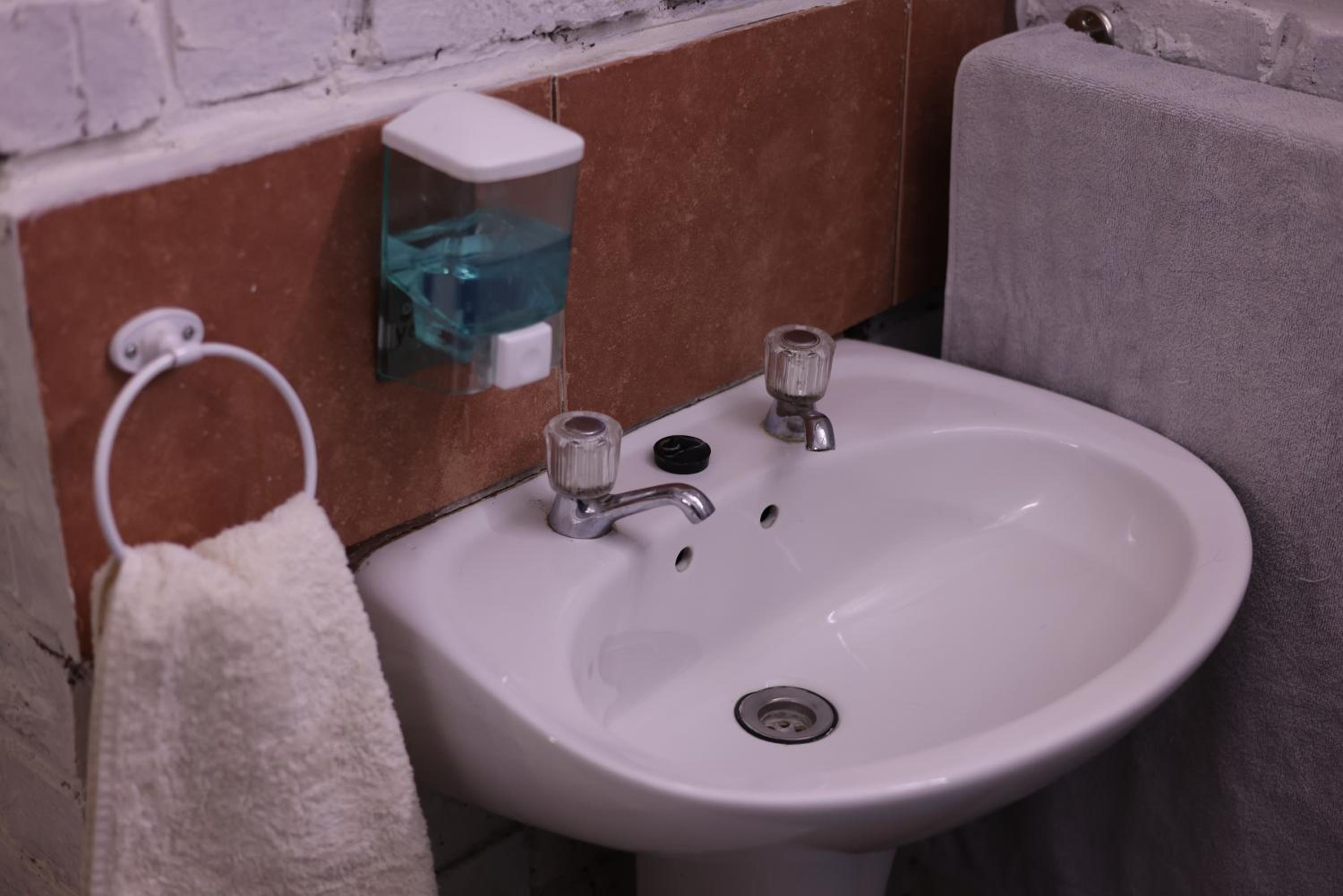 Deluxe Double Room with Shower - Photo 4