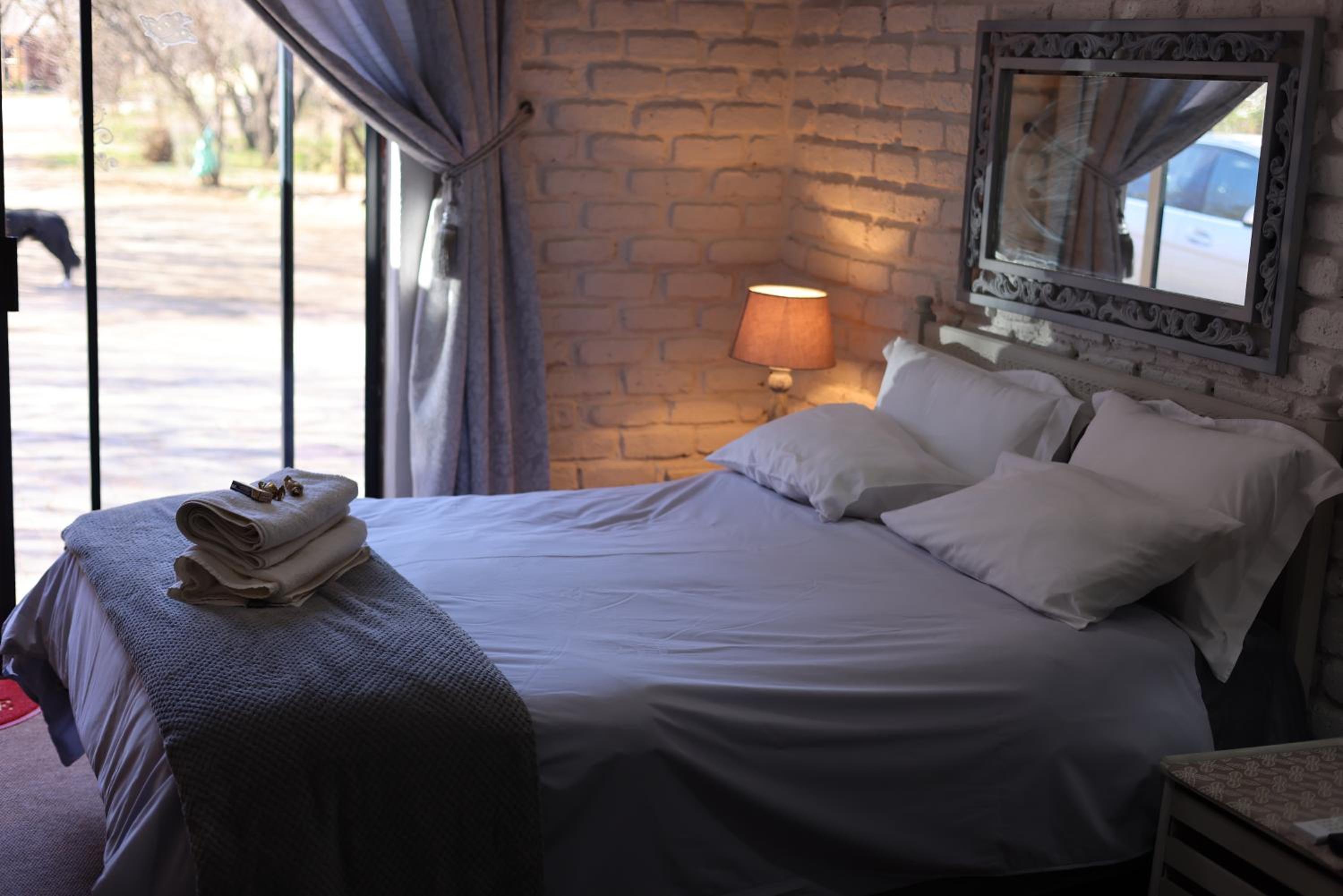 Deluxe Double Room with Shower - Photo 8