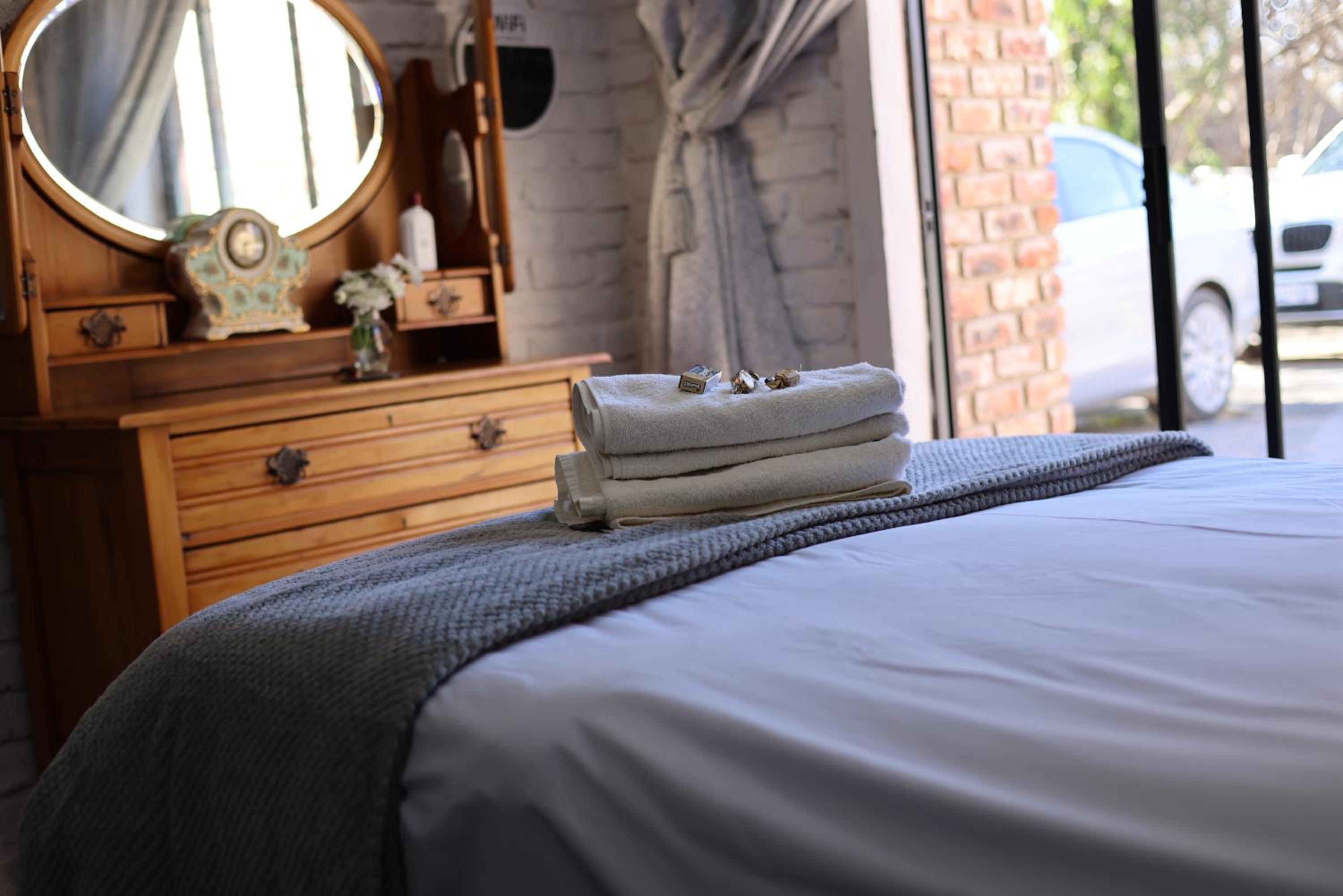 Deluxe Double Room with Shower - Photo 9