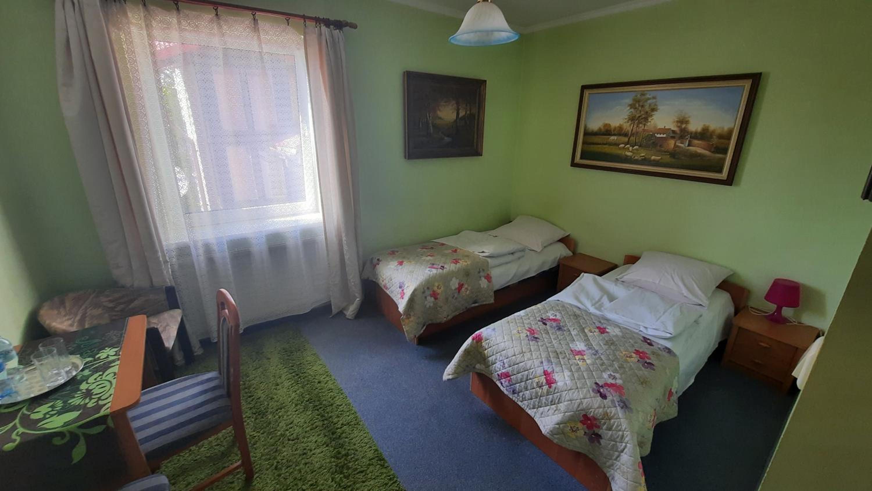 Large Twin Room - Photo 10