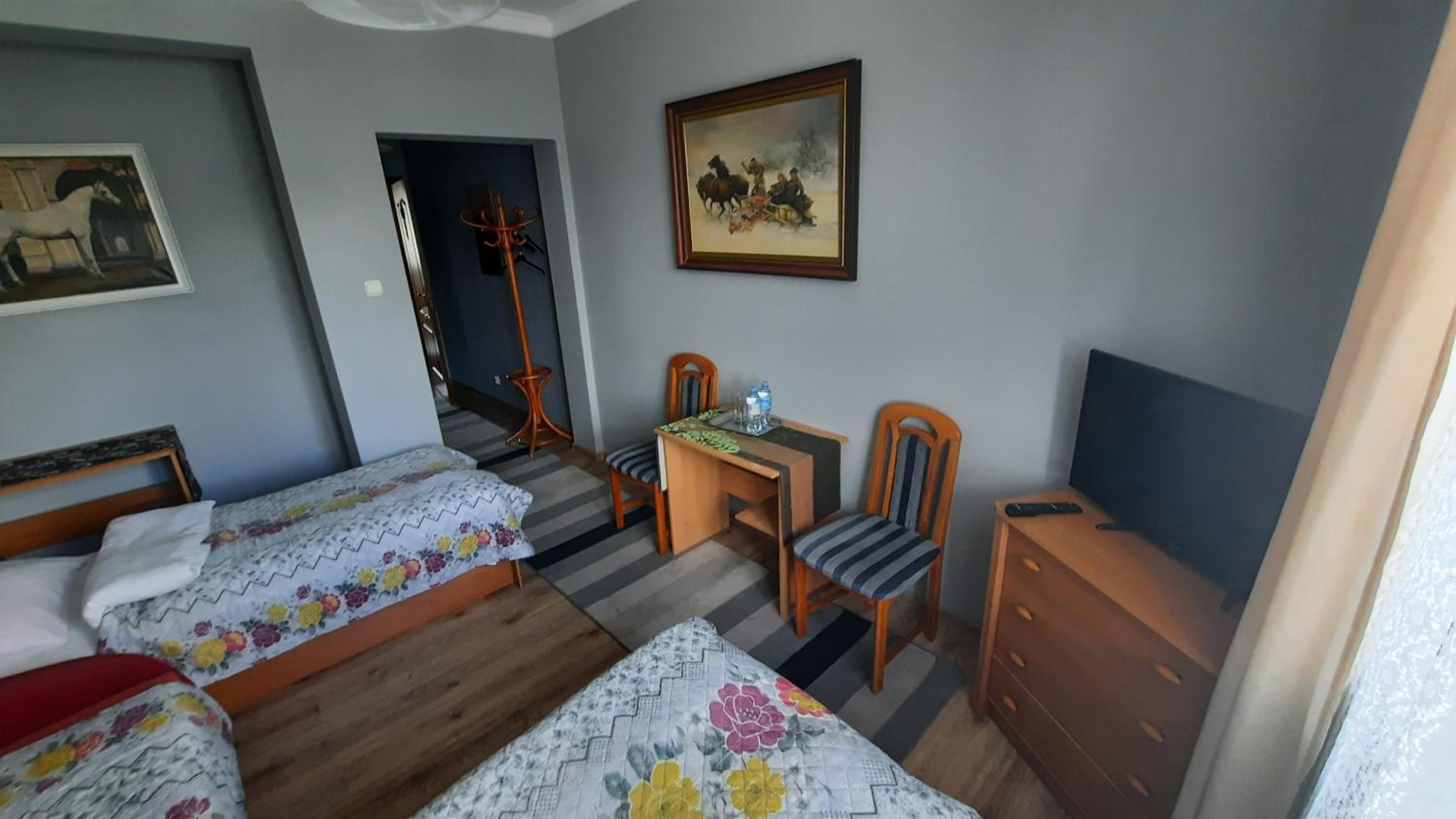 Large Twin Room - Photo 8